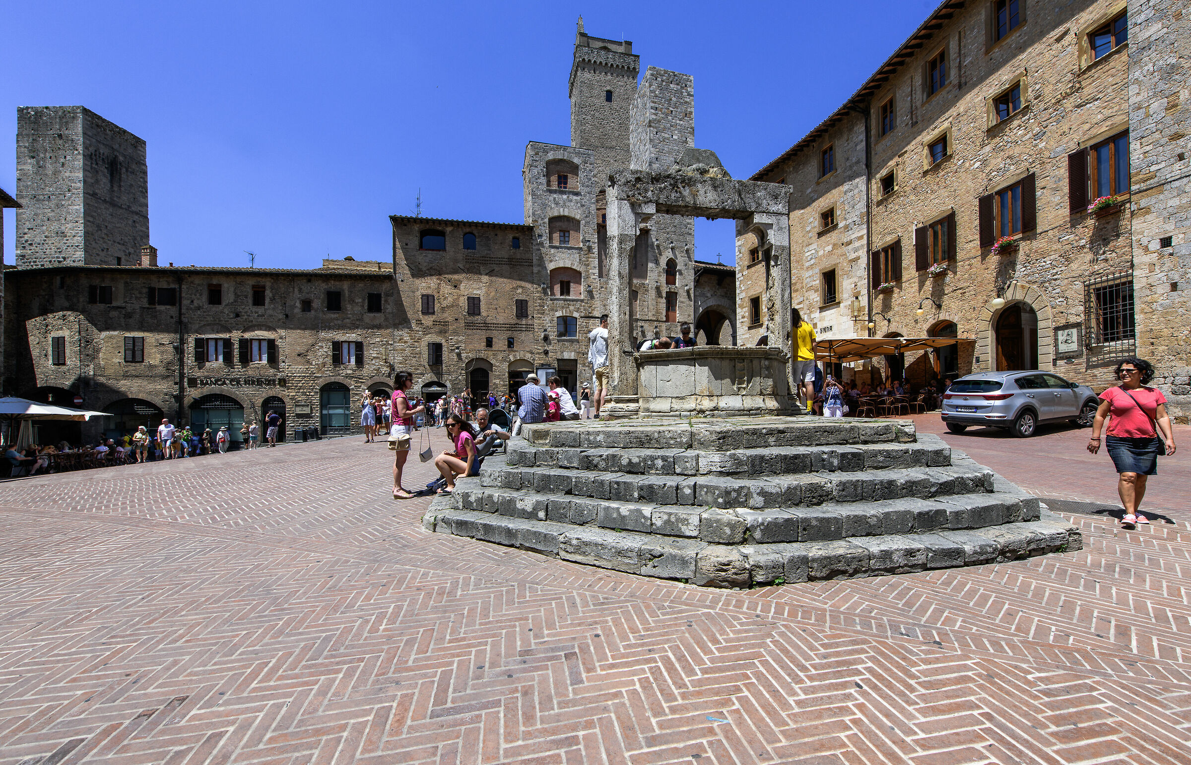 S.Gimignano (Si): Piazza della Cisterna