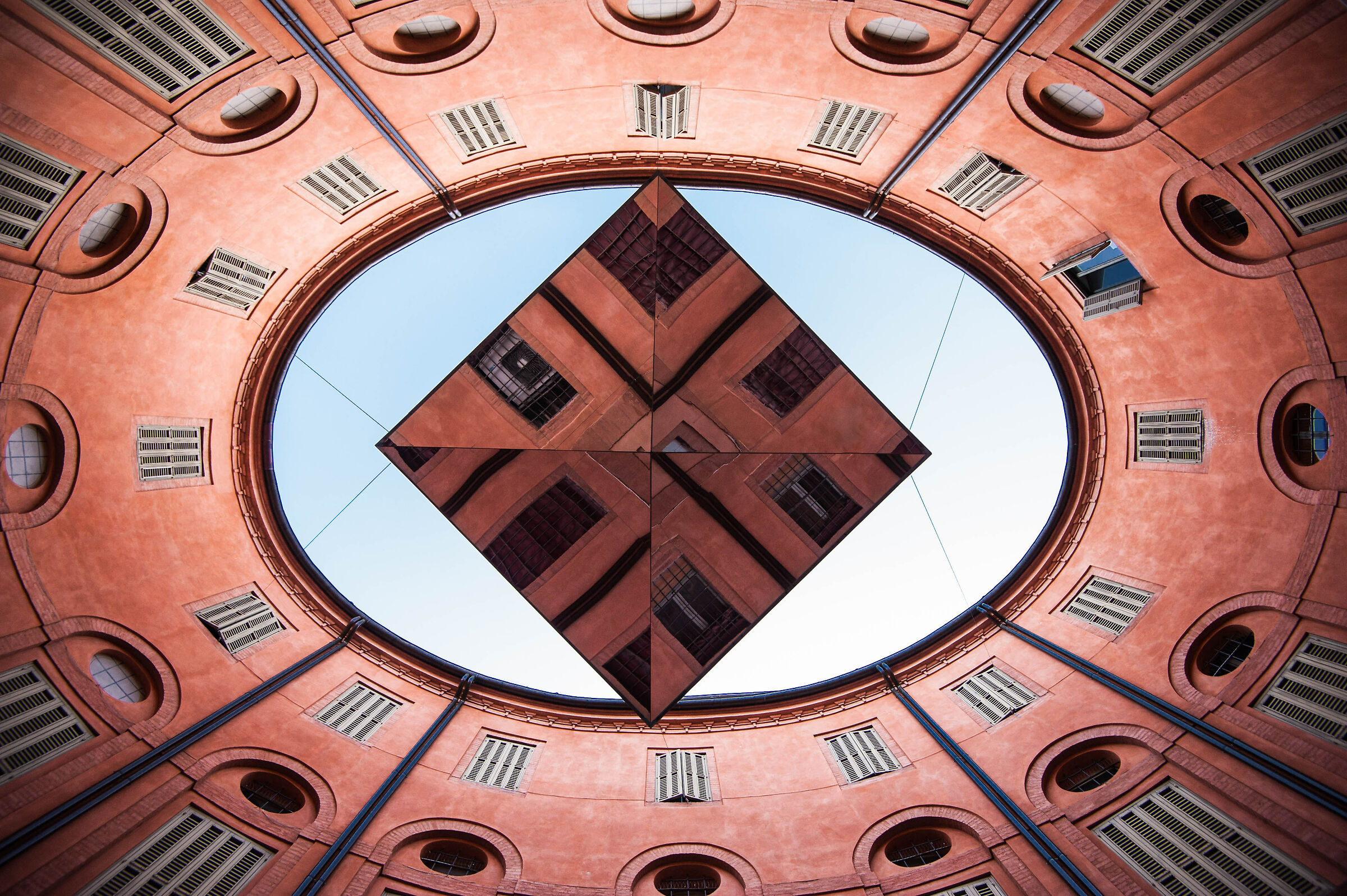Round Foschini: Ferrara geometries