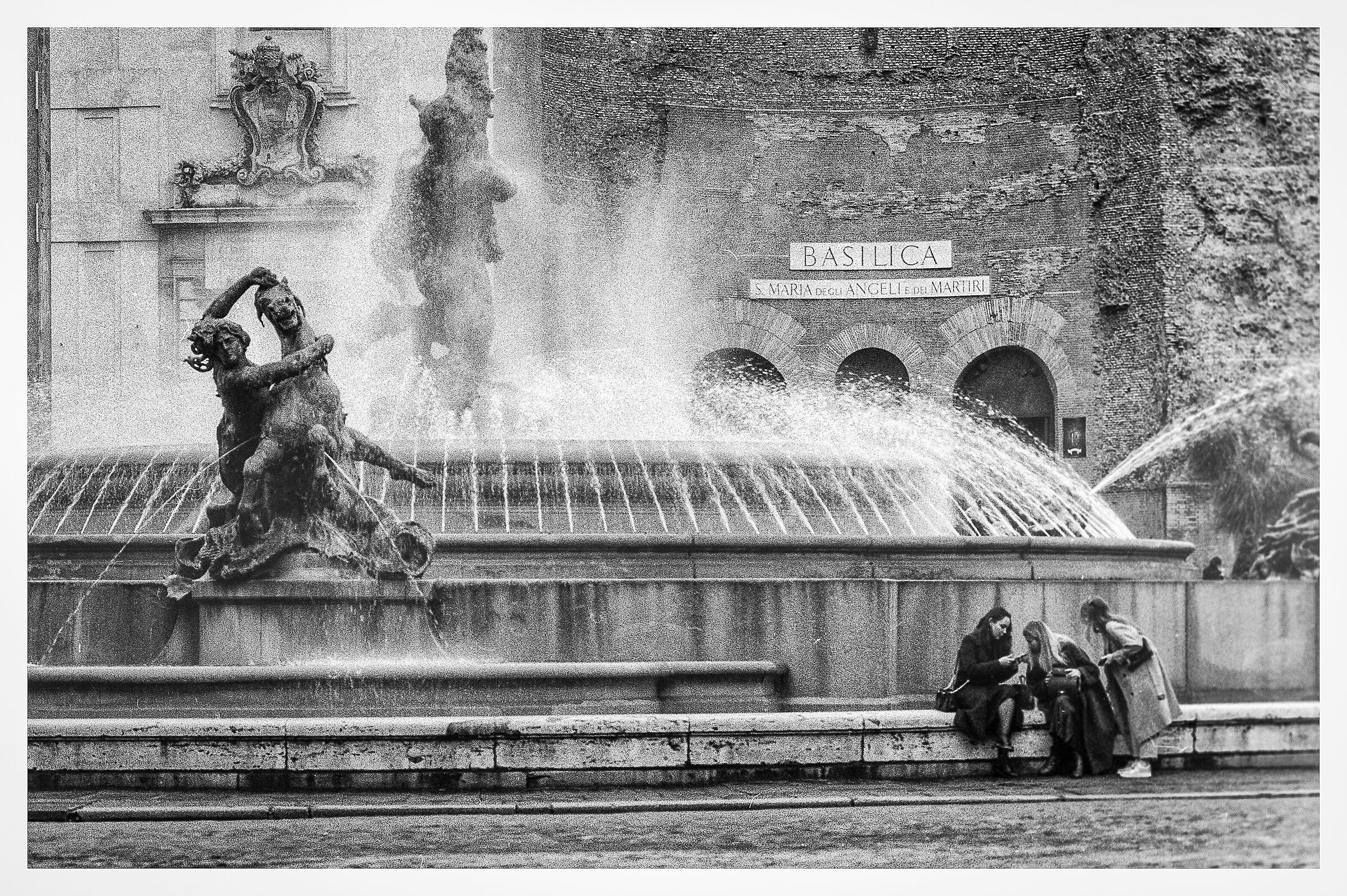 We were three friends in Piazza della Repubblica...