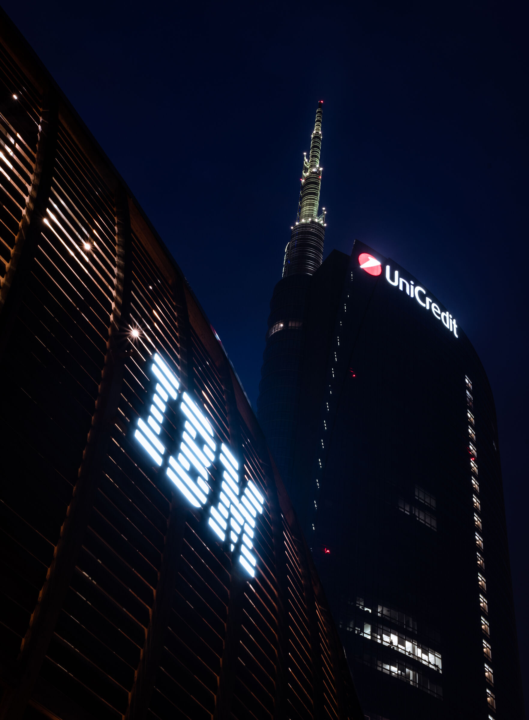 Night signs in Gae Aulenti