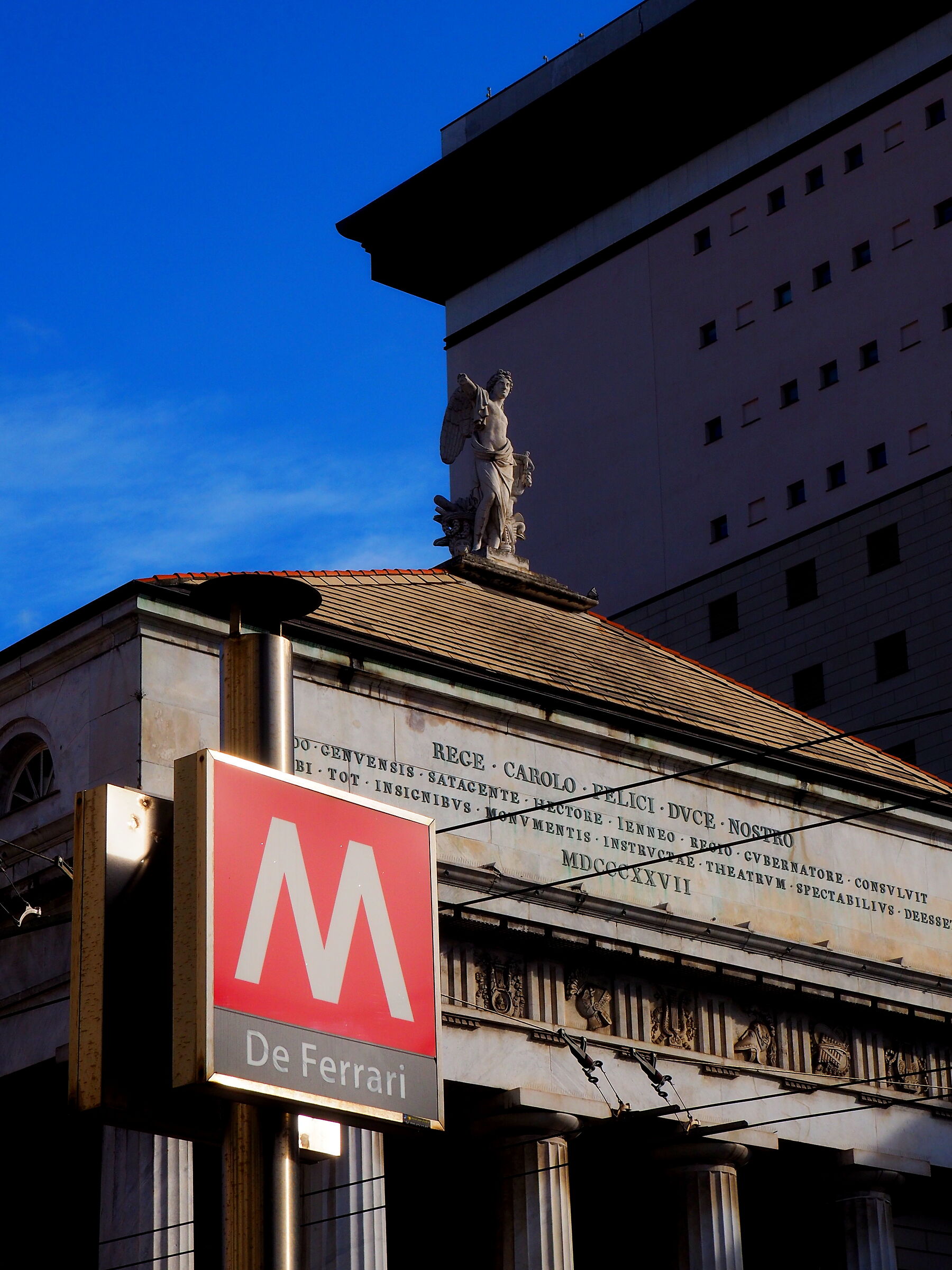 Piazza de Ferrari e Teatro Carlo Felice