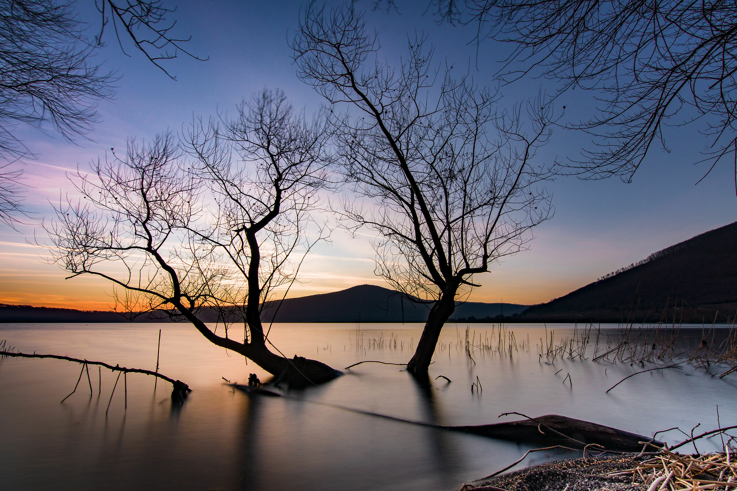 Tramonto in riva al lago di Vico