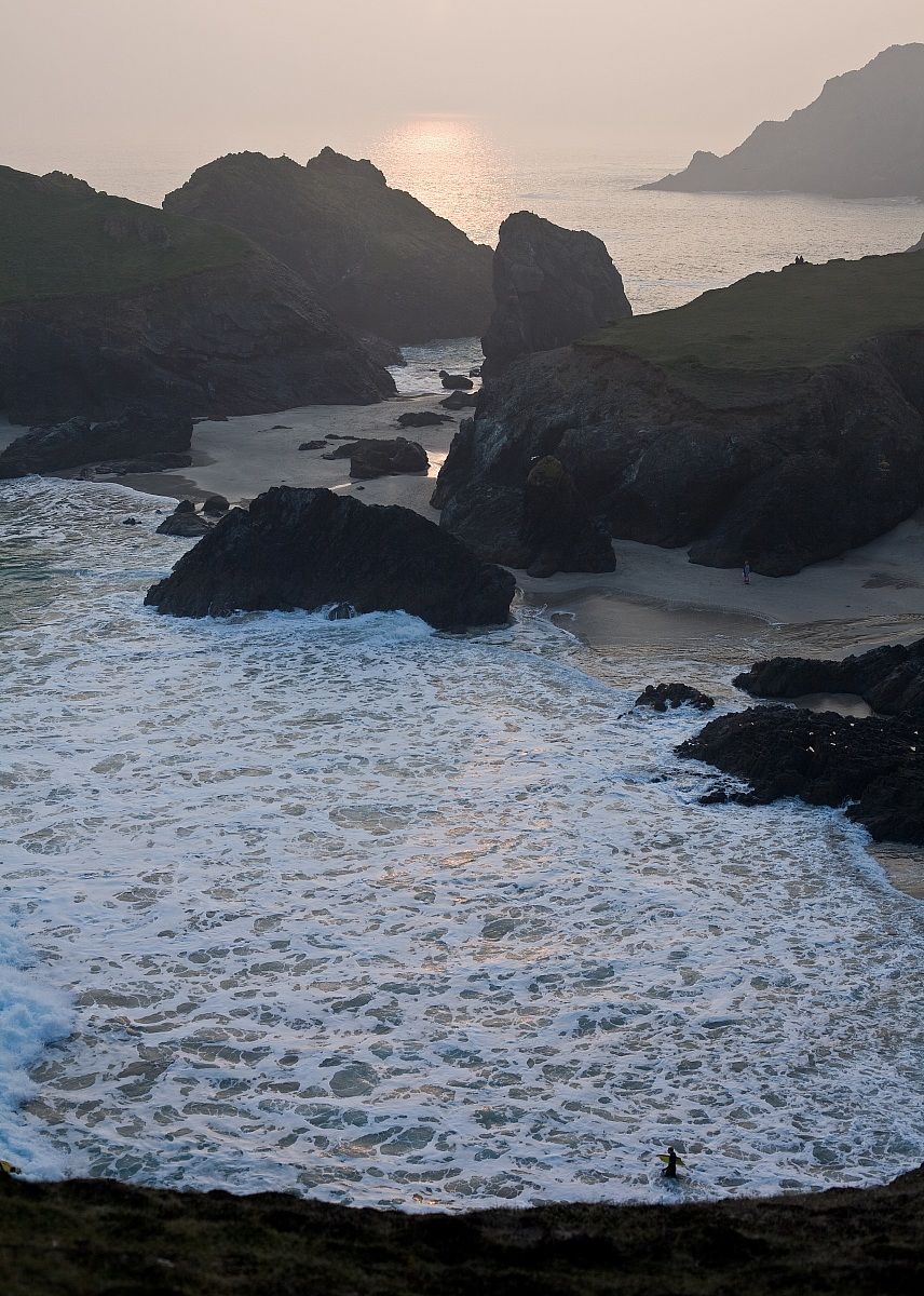 Surfer a Kynance Cove