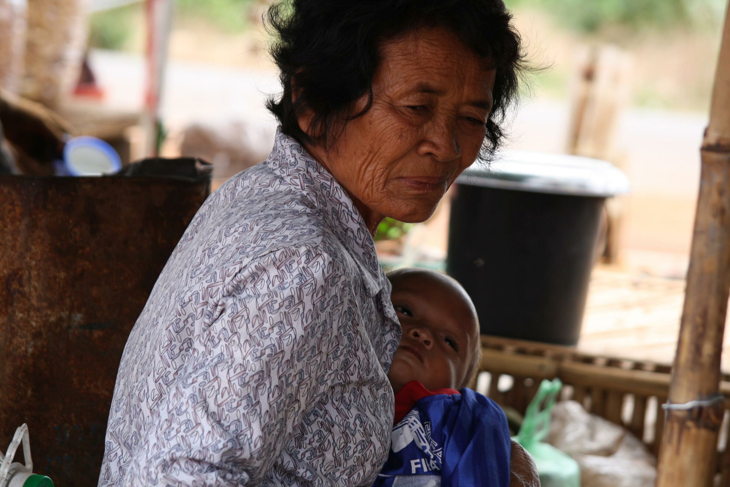 Nonna cambogiana con bimbo