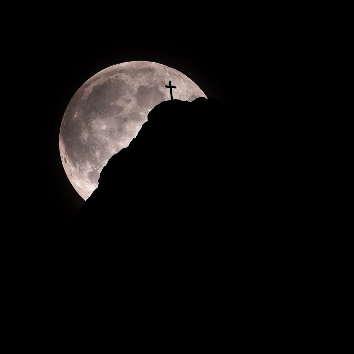 La luna incontra la croce (The moon meets the cross)