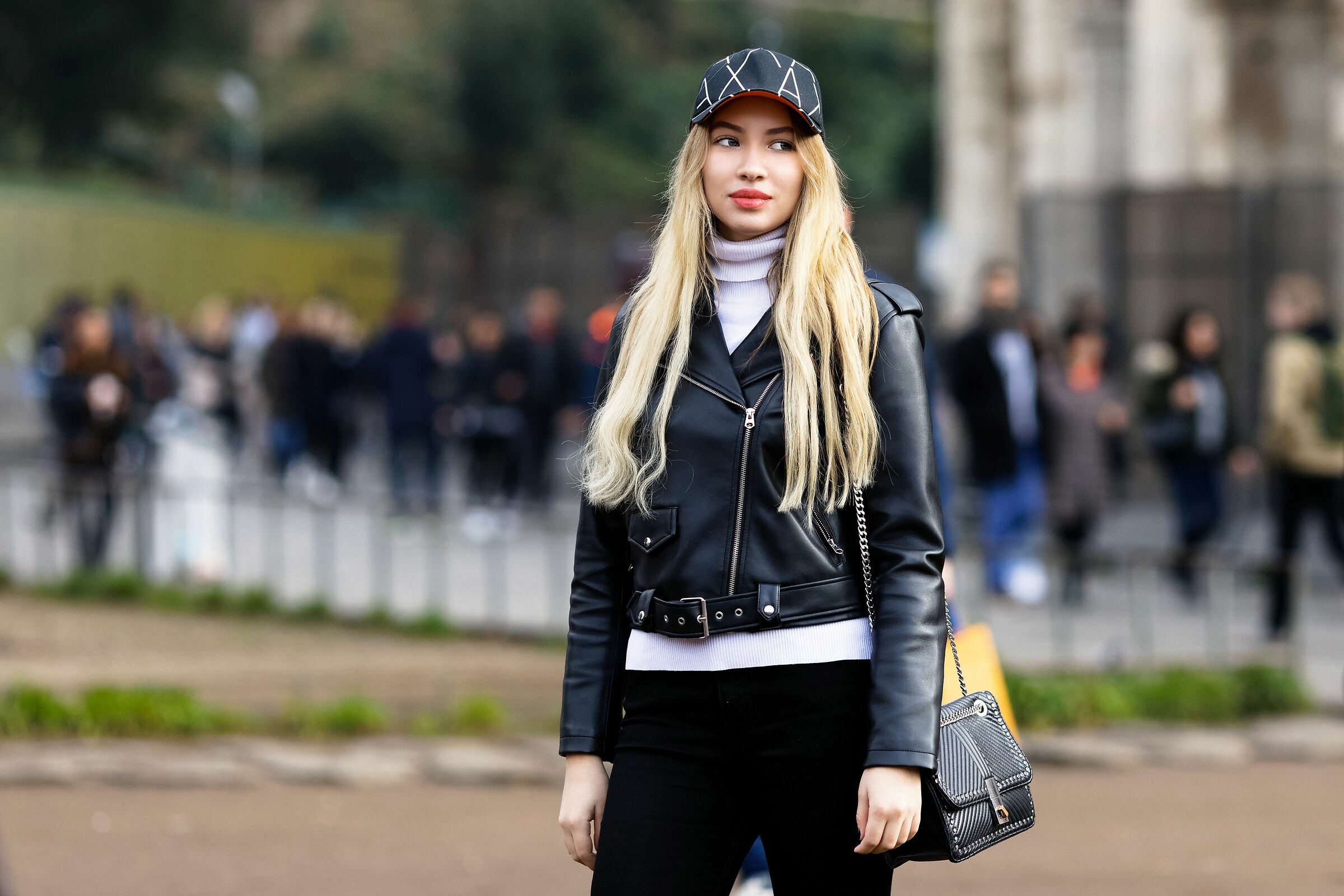 Eva, long blonde hair