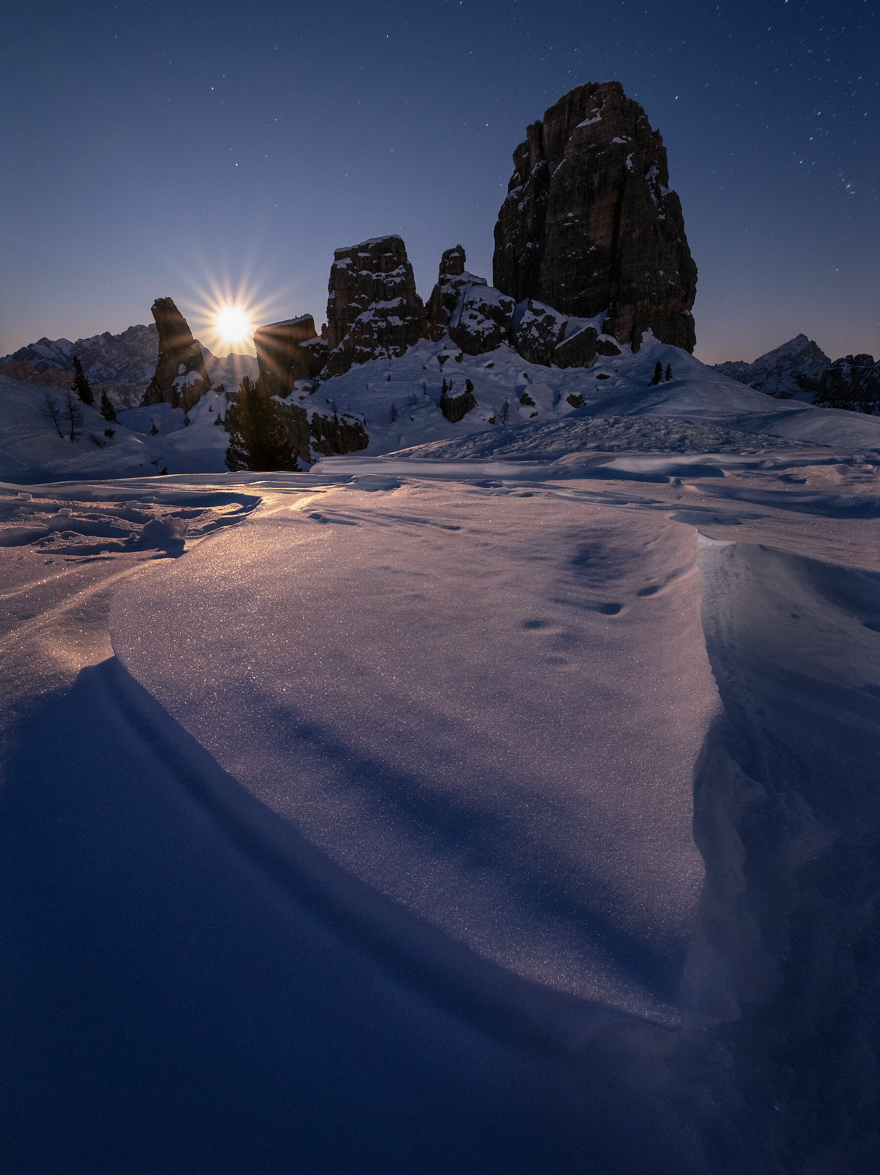 Forme di neve ai piedi delle Cinque Torri