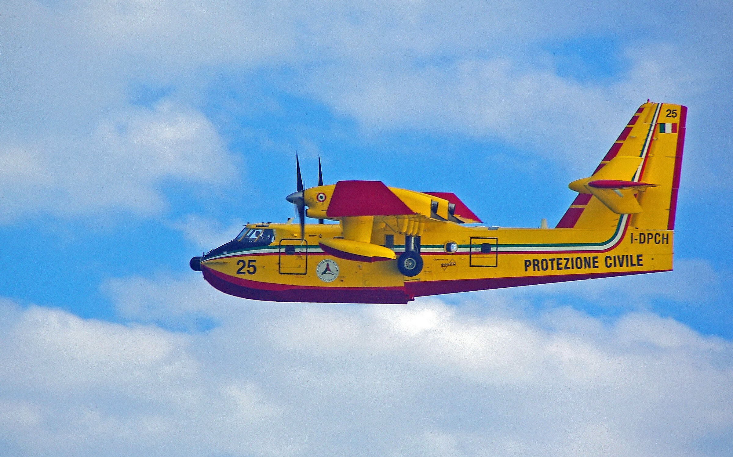 Canadair in firefighting action (Liguria)