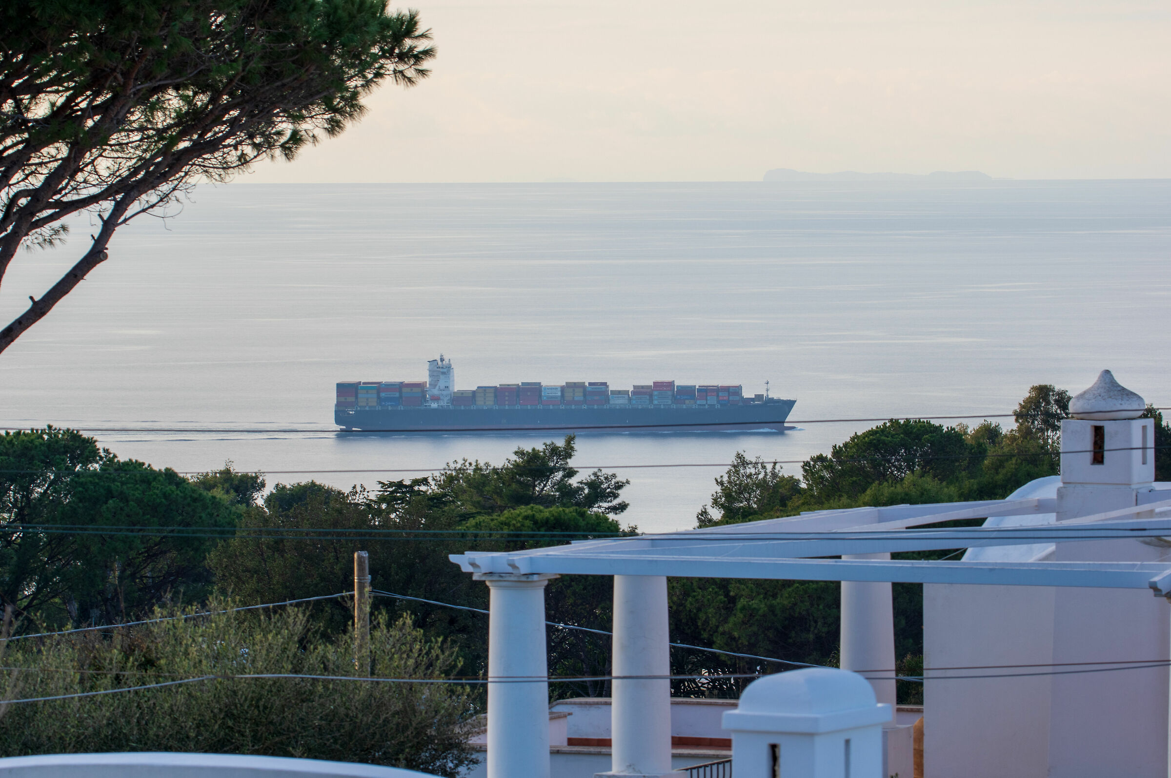 The cargo underthe coast