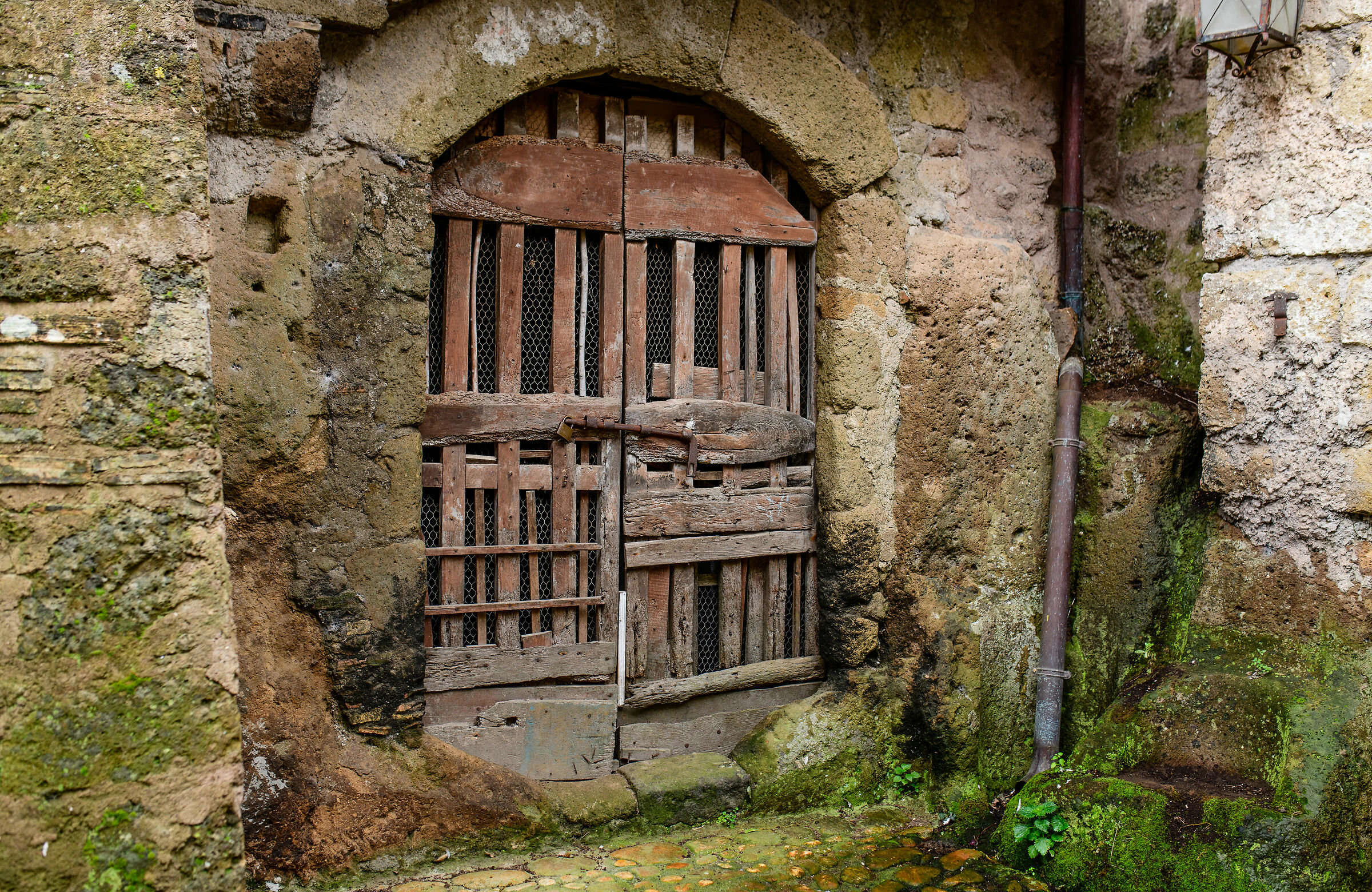 Calcata (Vt)-Portone provvisorio...?