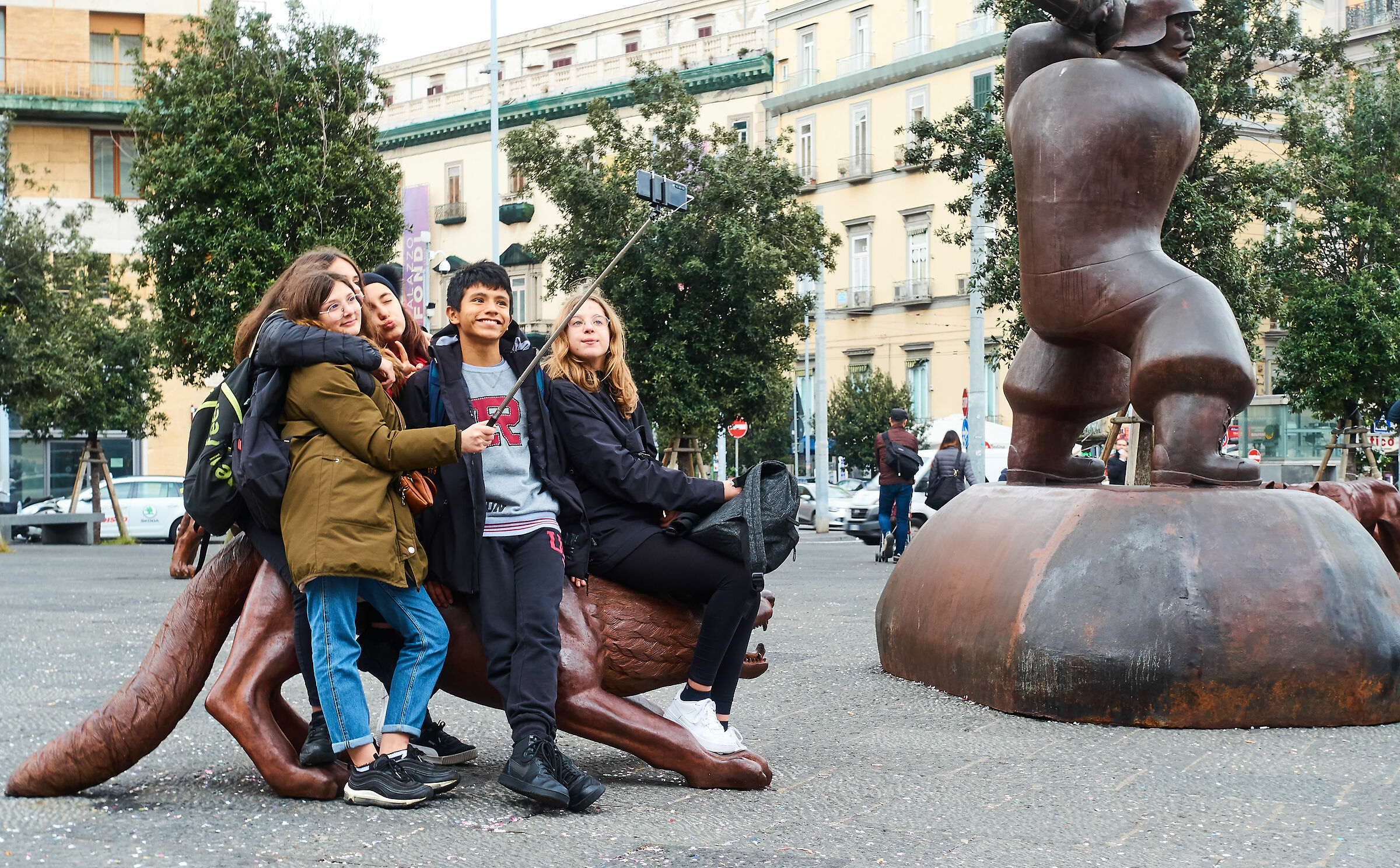 Napoli: un selfie intrepidamente cavalcando la bestia