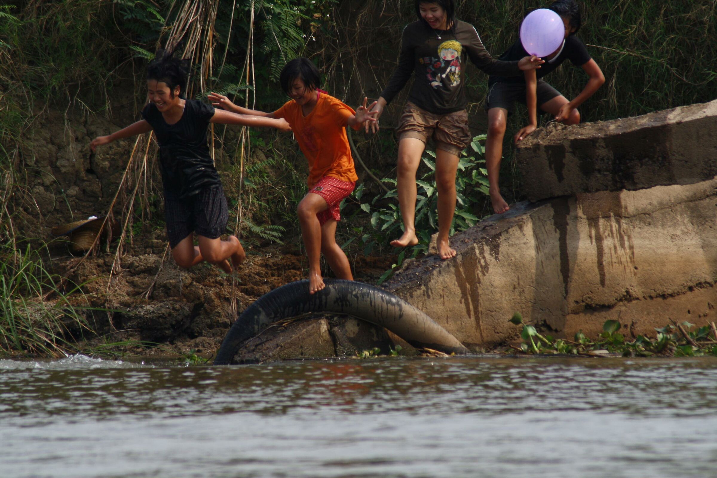 Tuffo nel fiume Maekok
