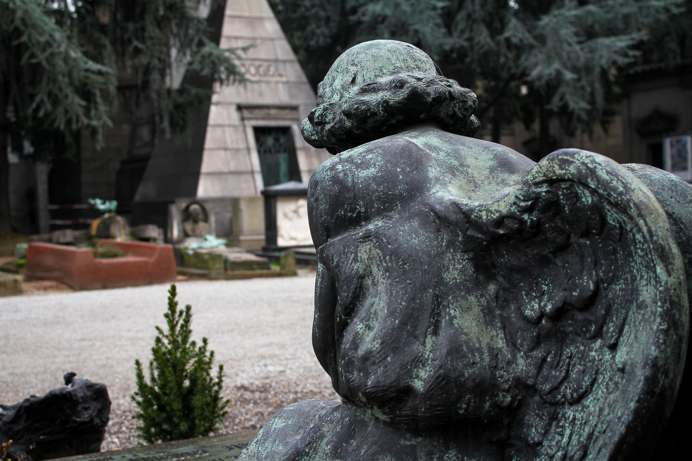 Angels bound to the ground - Monumental Cemetery (MI)