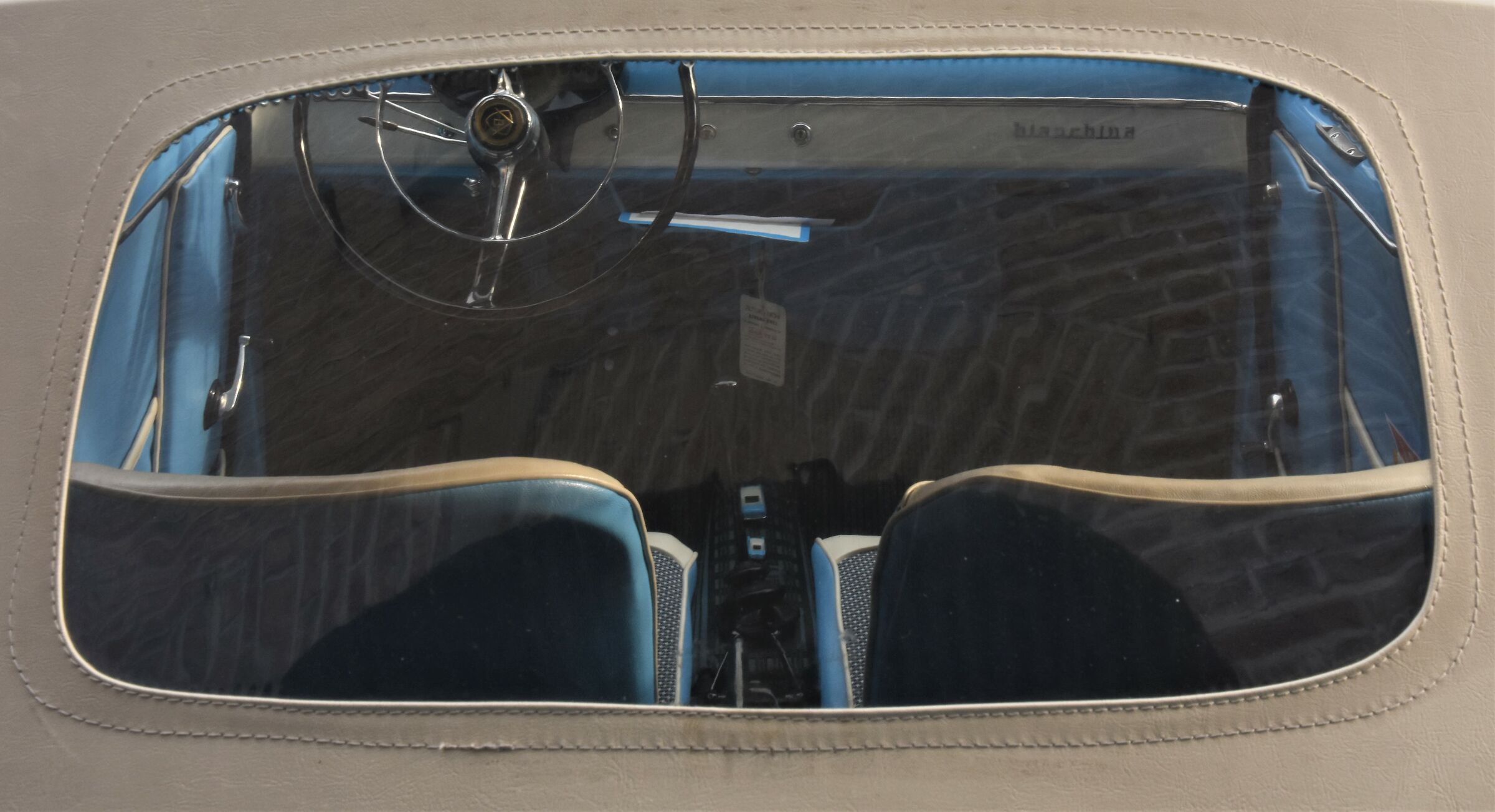 Dalla cappottina della bianchina vedo.. le sorelline..