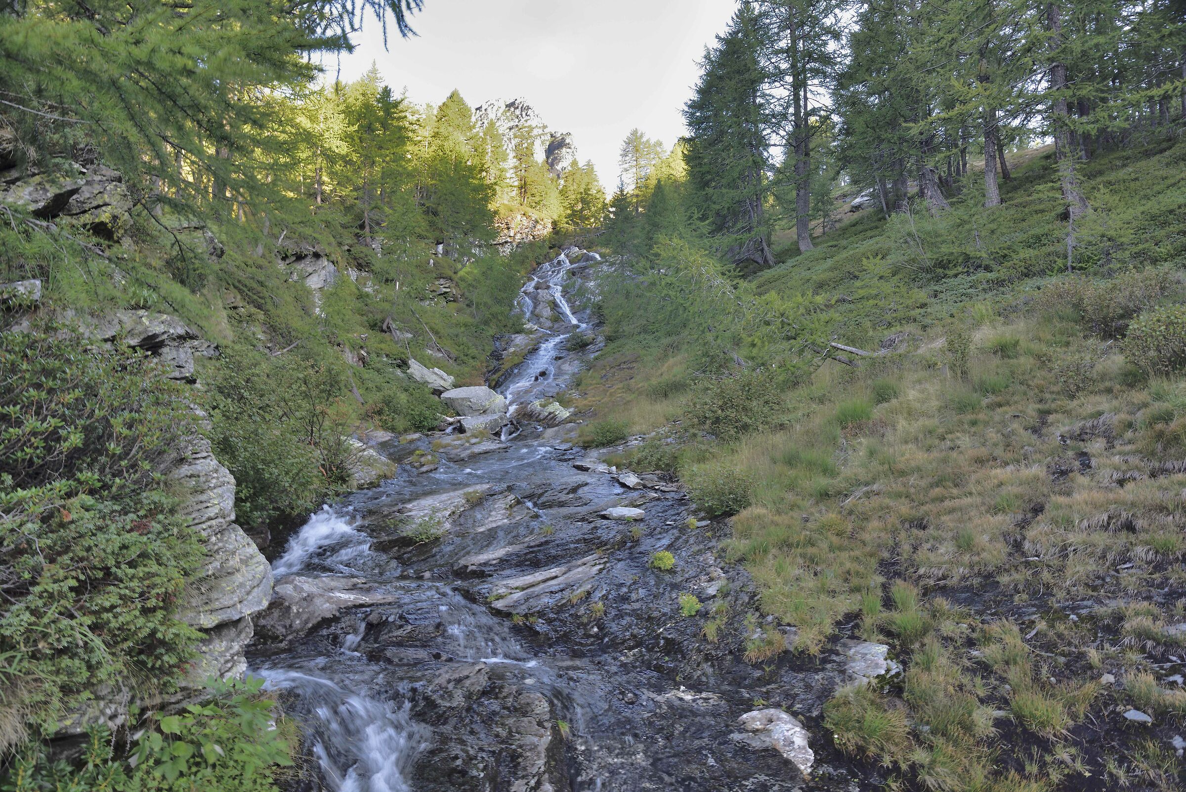 cascatella che scende dal primo laghetto