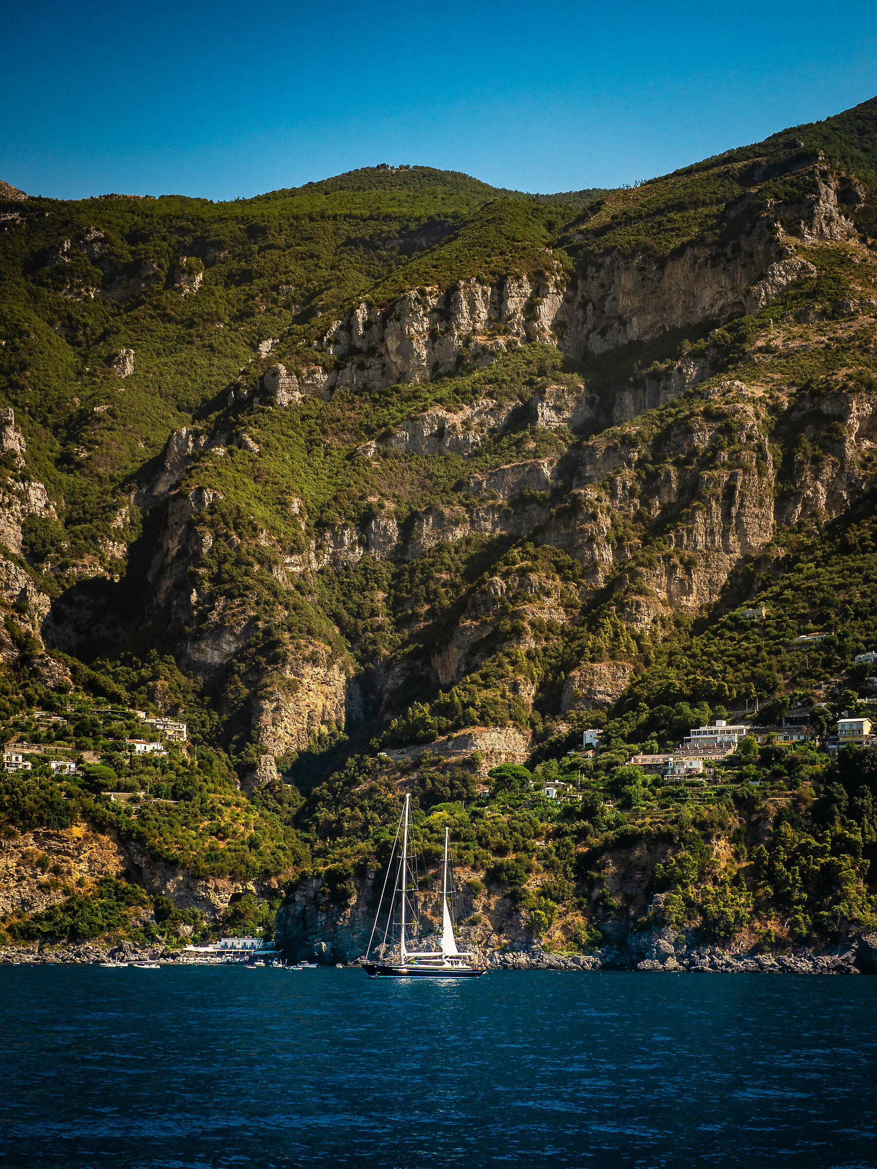 barca alla scogliera