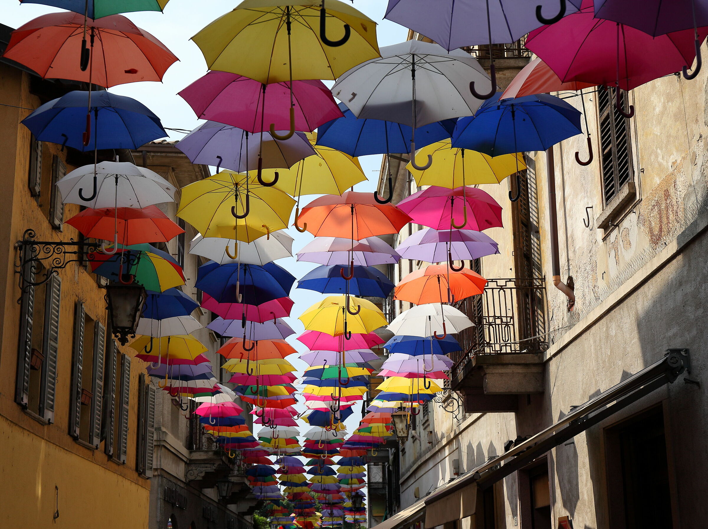 Ombrelli volanti ad Arona