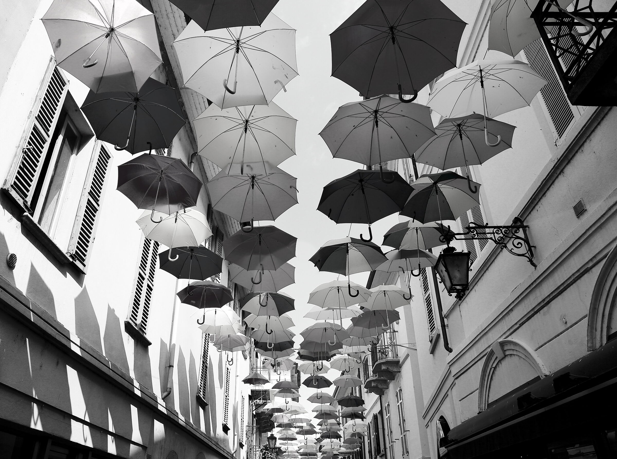 Ombrelli volanti ad Arona