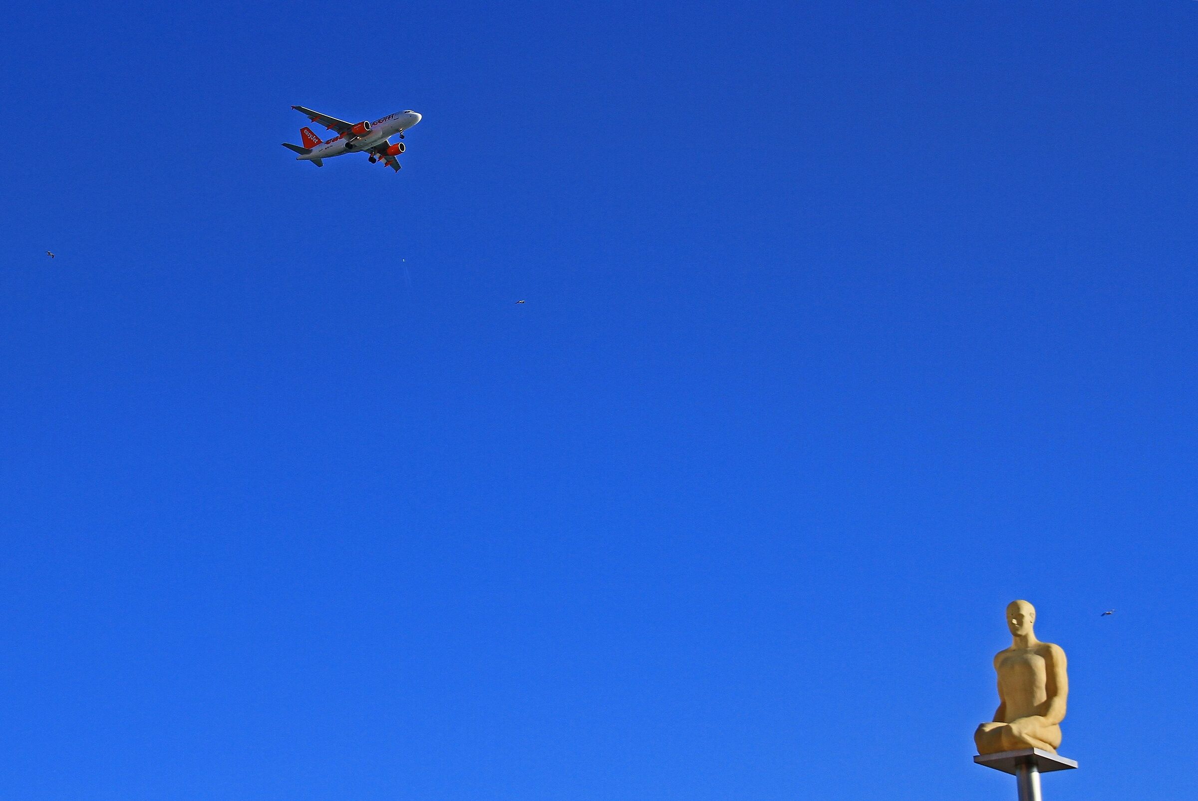 Nizza: Su piazza Massena ..
