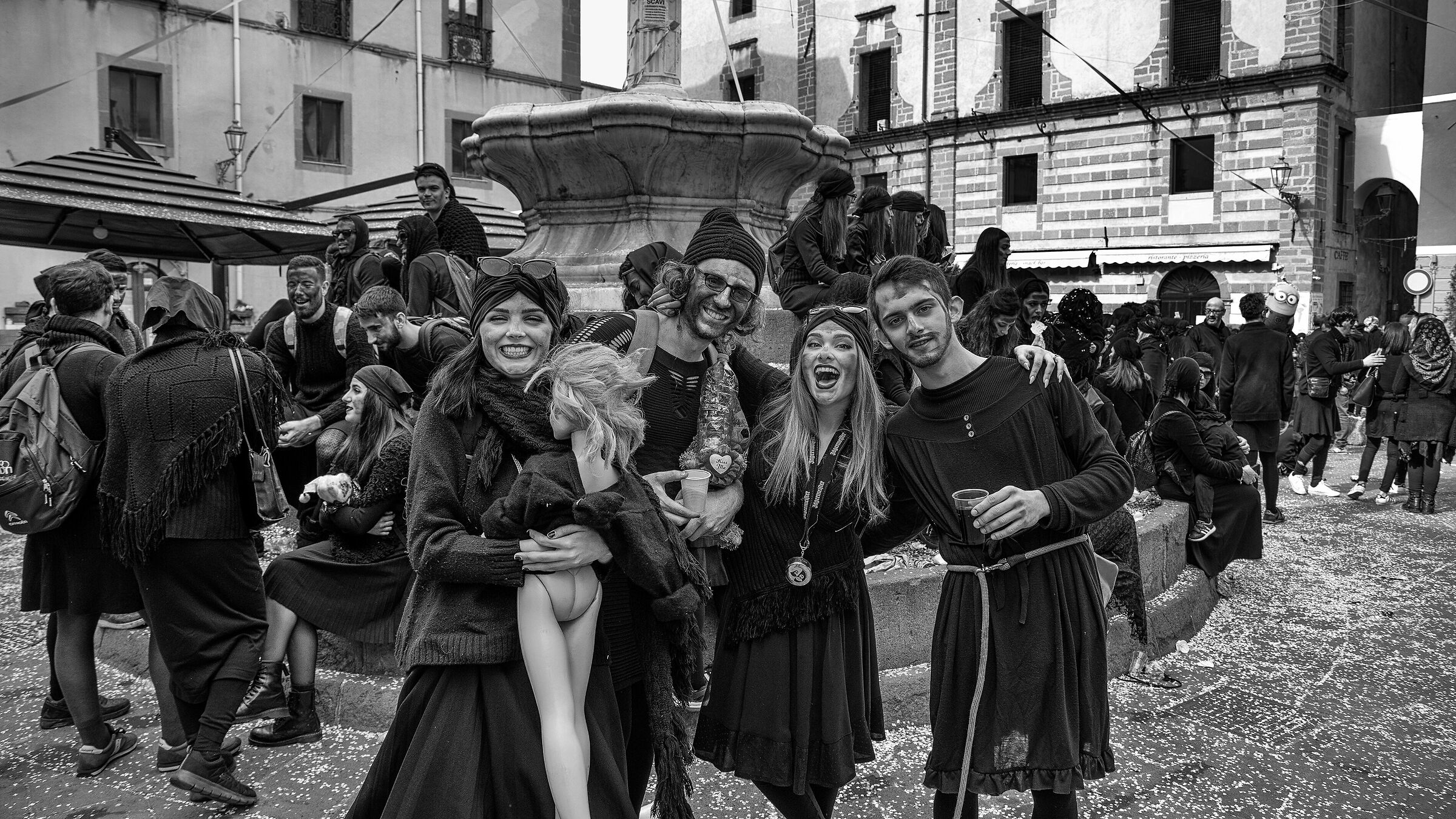 Giovani bosani in pausa dal carnevale