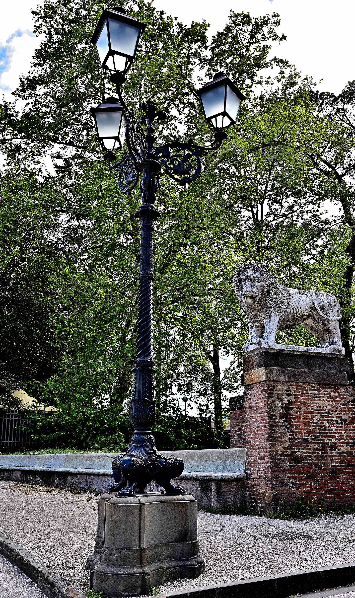Lucca, particolare delle mura