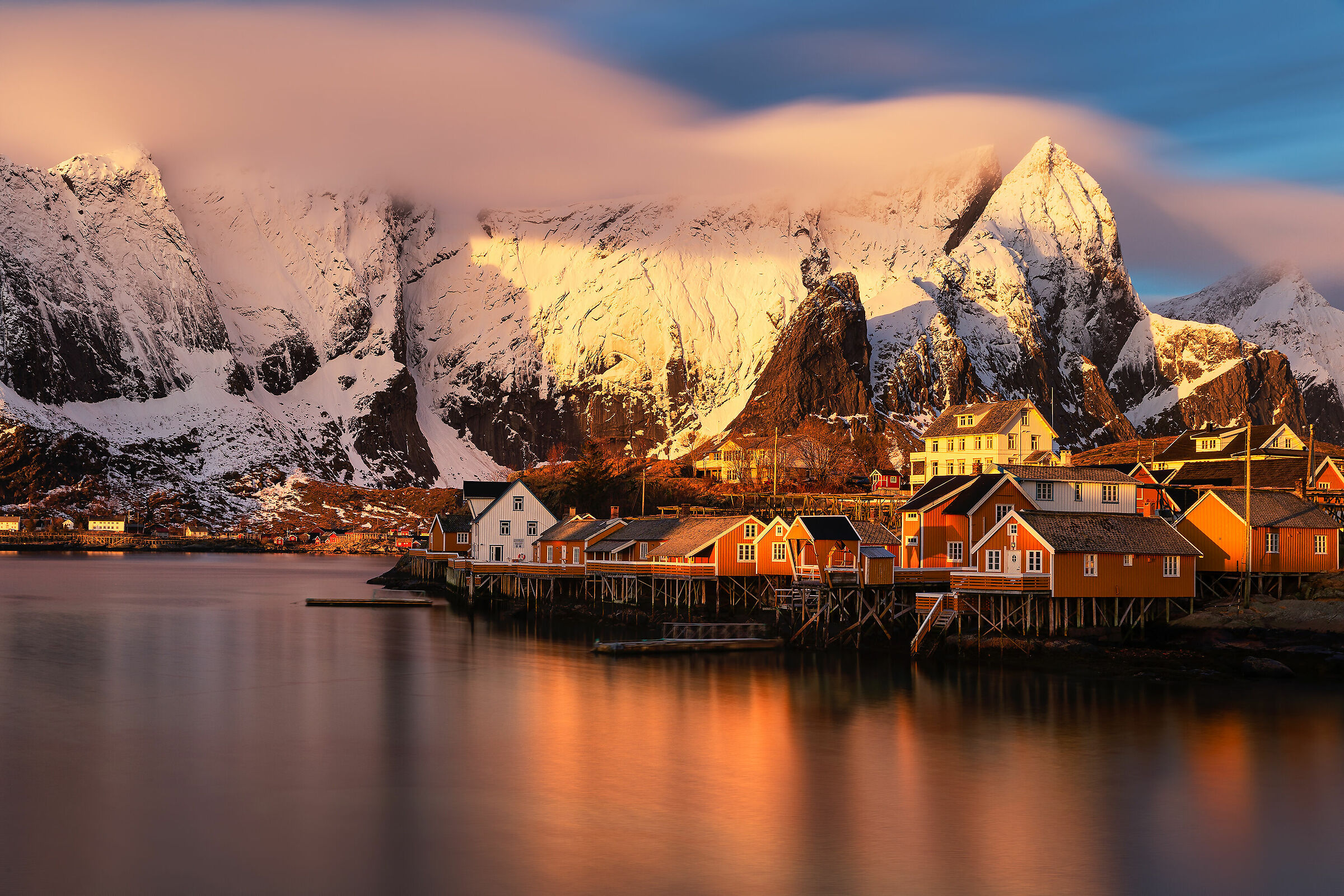 Sunset in Sakrisøy Gjestegard, Reine