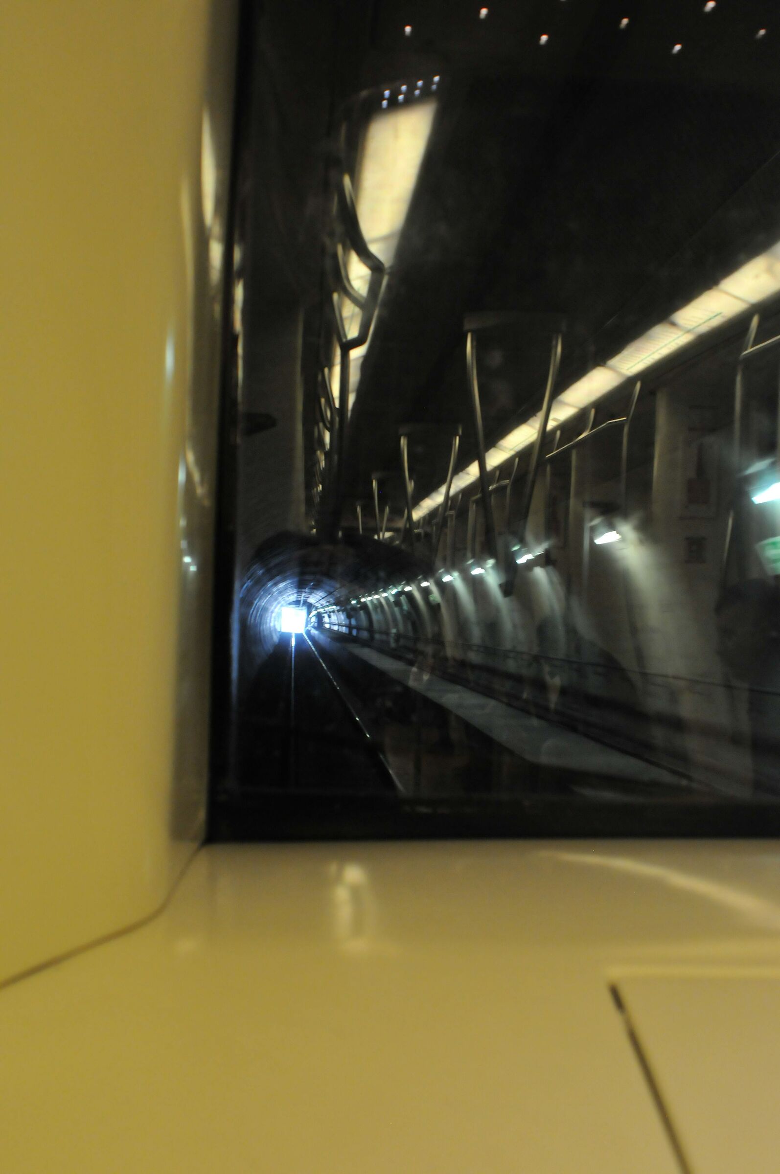 dentro la metro fuori dal tunnel