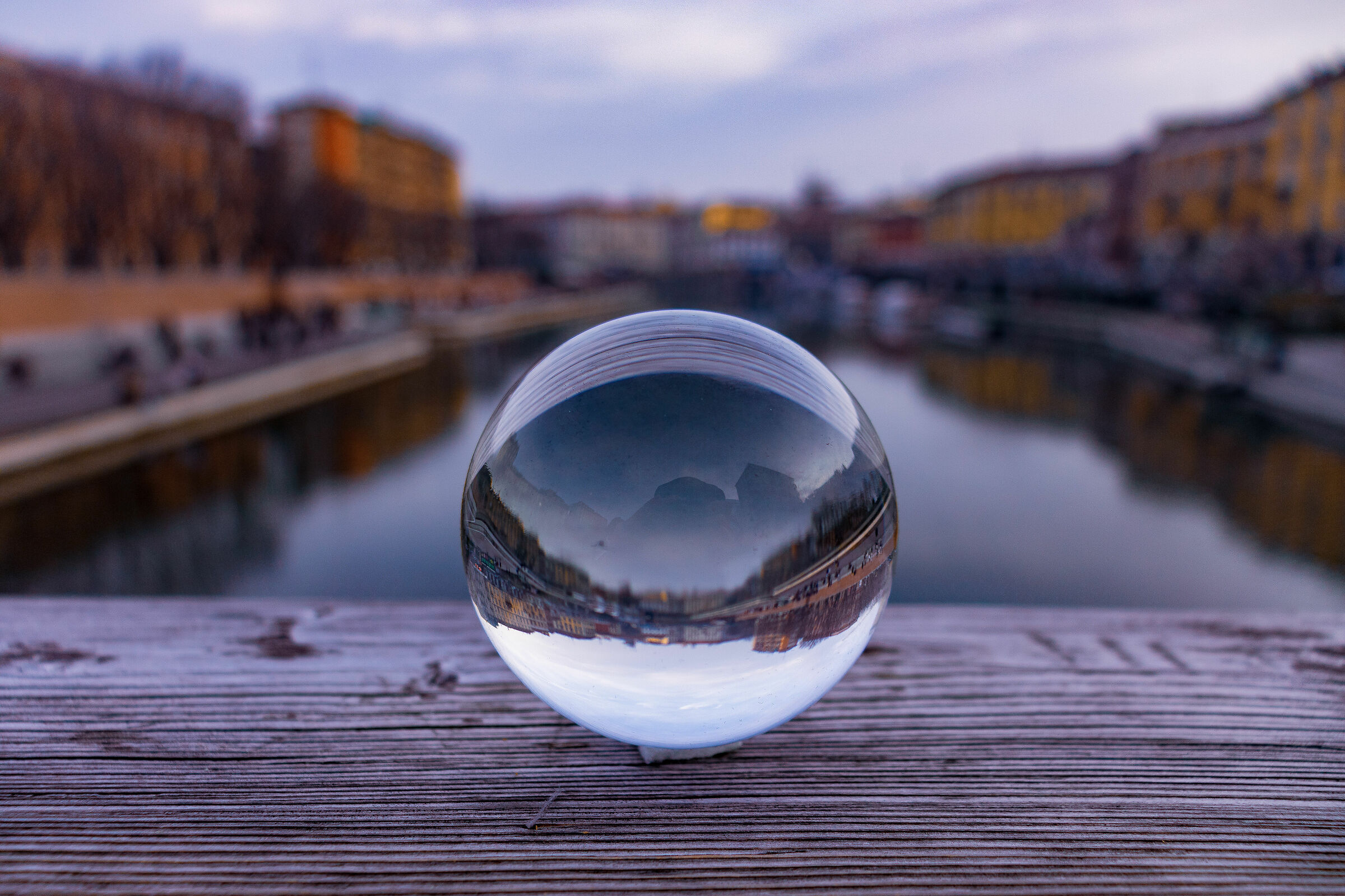 La sfera riflette la Darsena