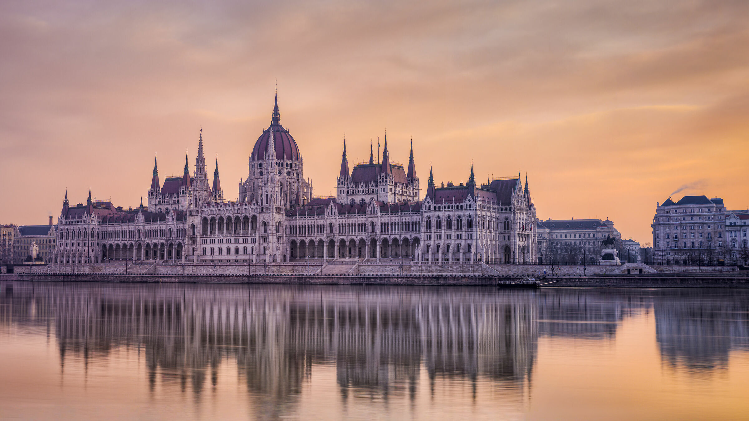 Parlamento di Budapest all'alba