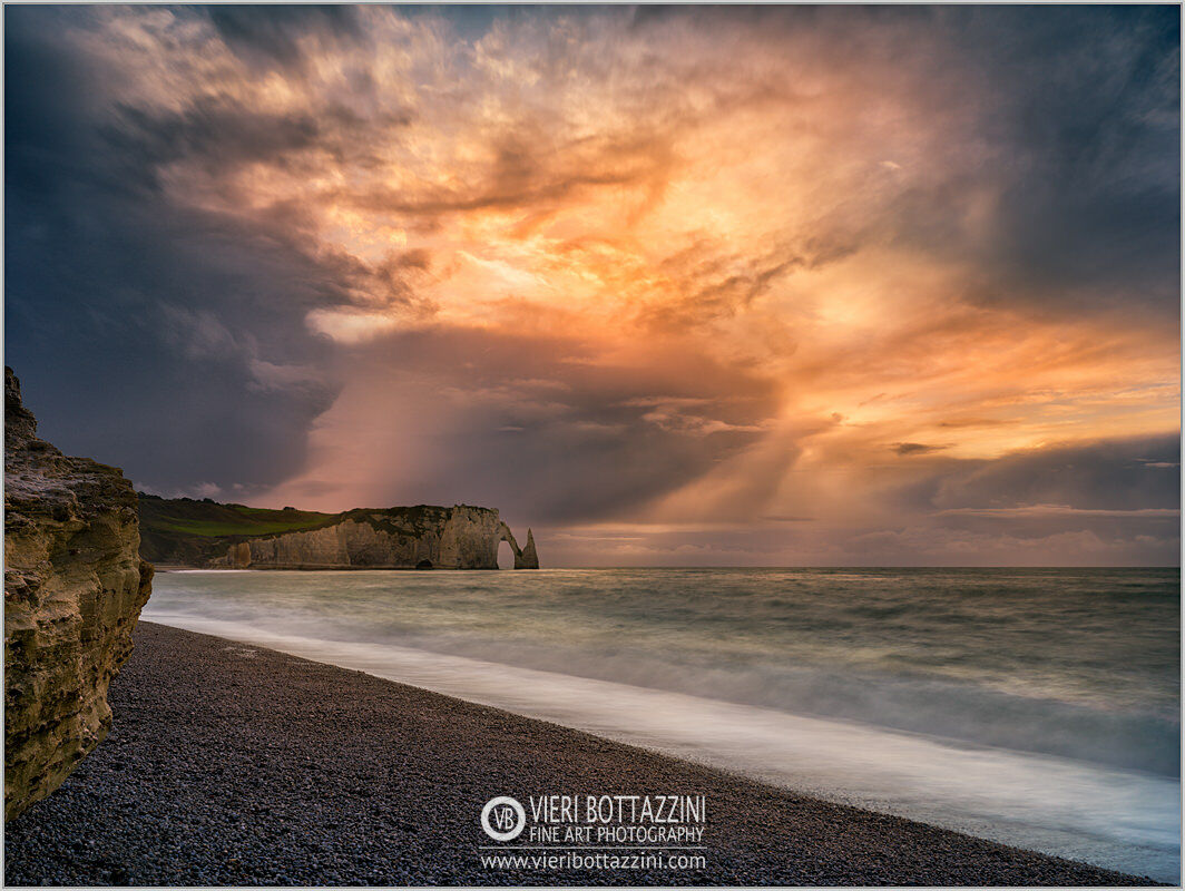 Le scogliere di Etretat al tramonto