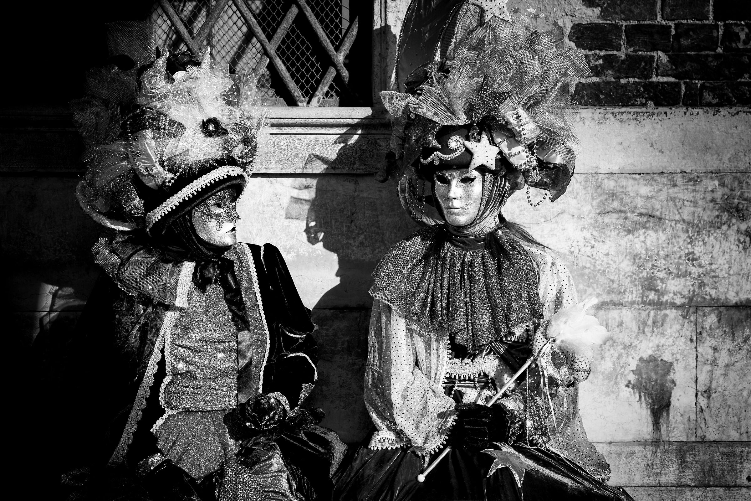 Maschere in bianco e nero al Carnevale di Venezia