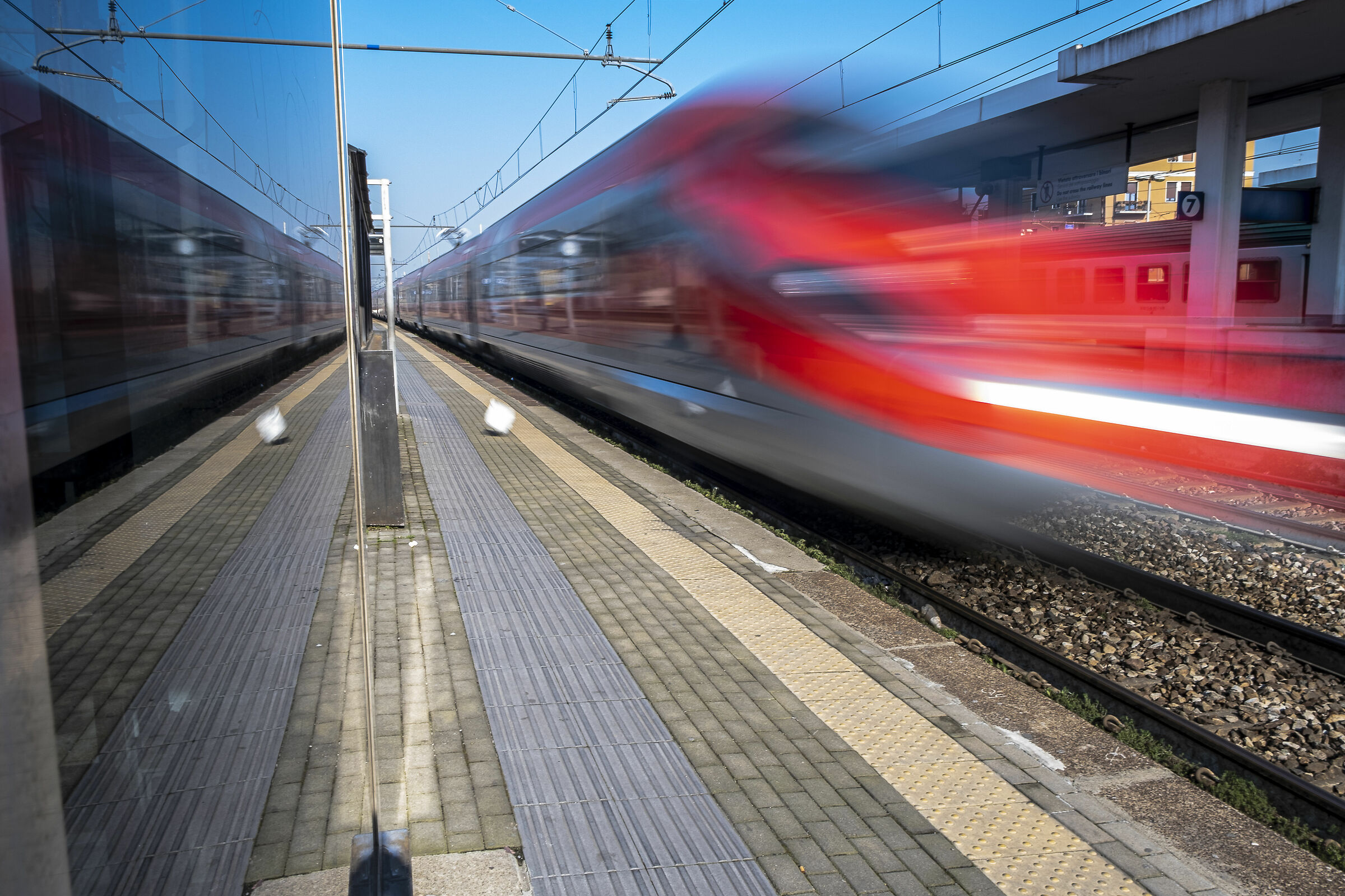 red arrow in the mirror