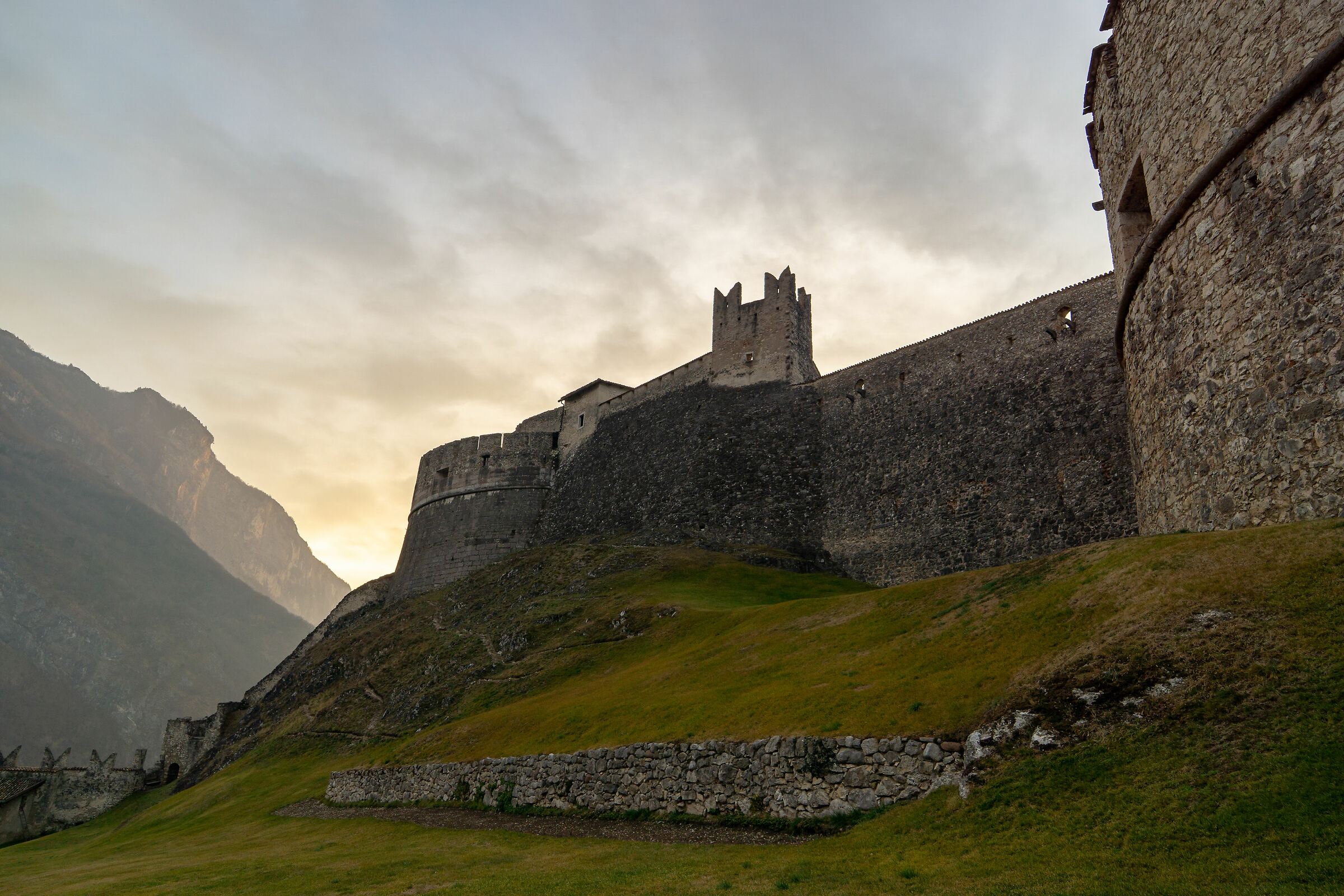 Castel Beseno al tramonto
