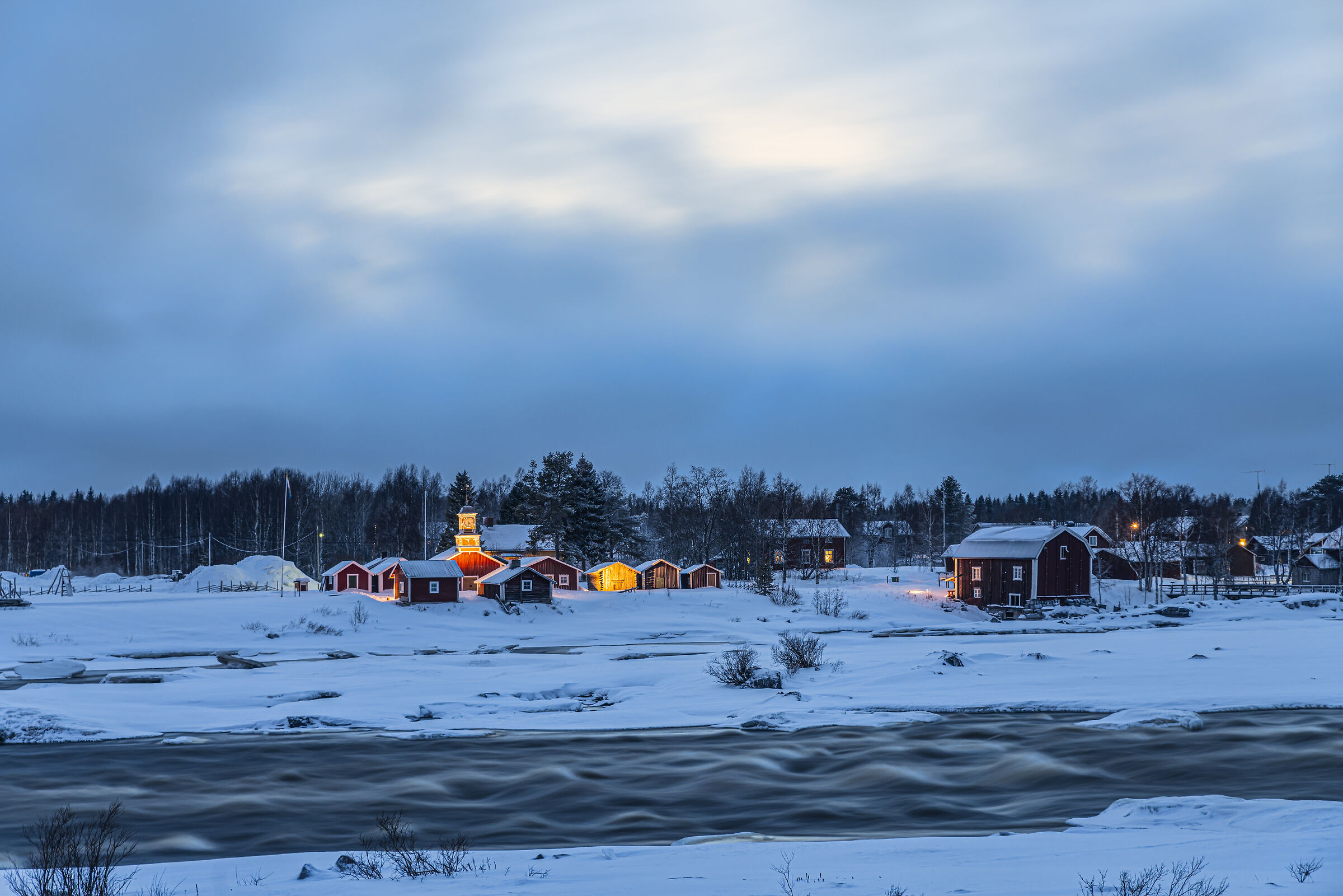 In riva al fiume Tornio , lapponia