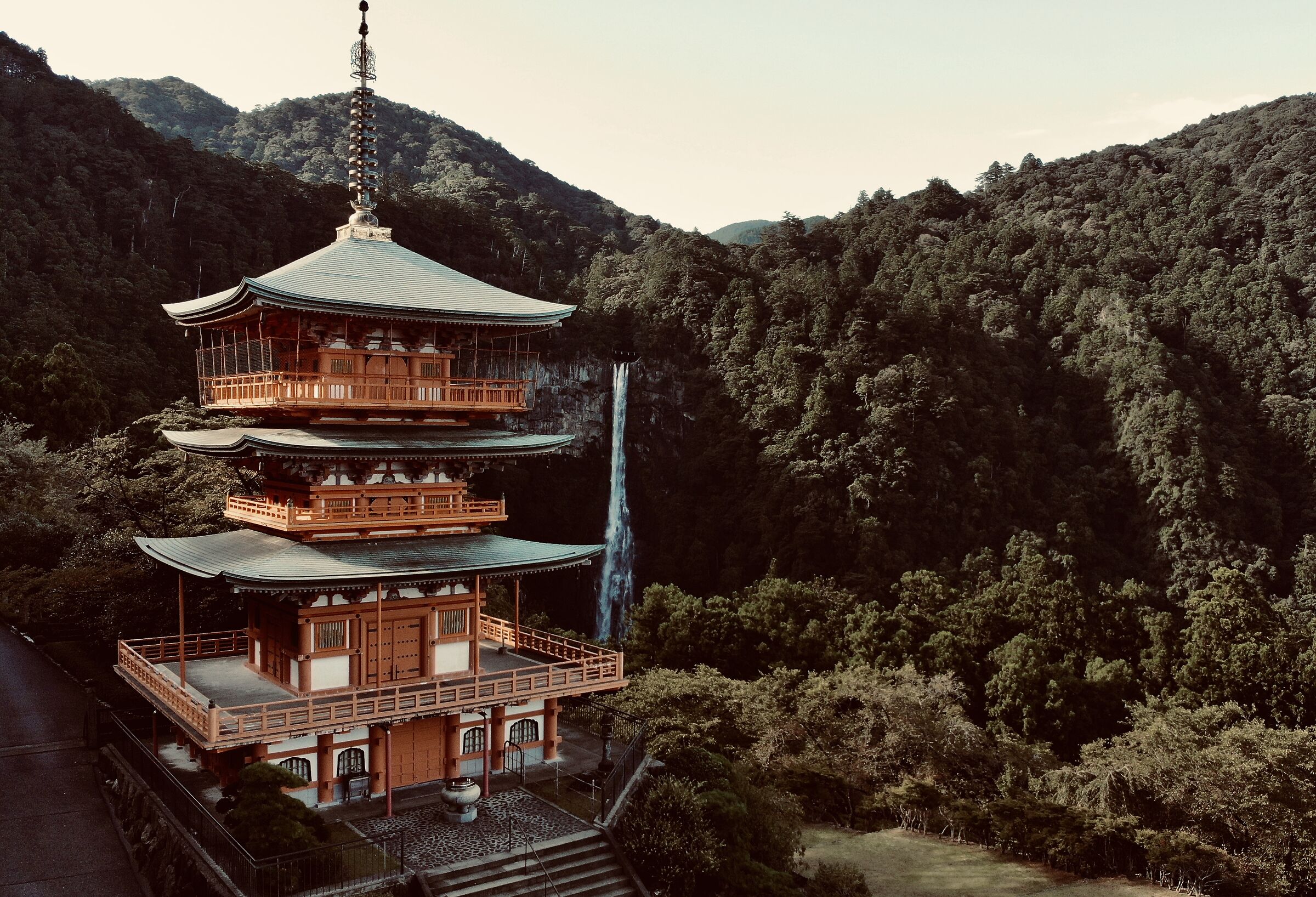 Pagoda a tre ordini e cascate di Nachi
