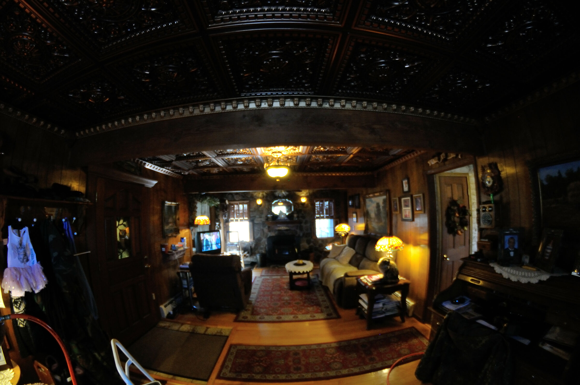 pannelli in legno macchia e finte piastrelle in rame soffitt...