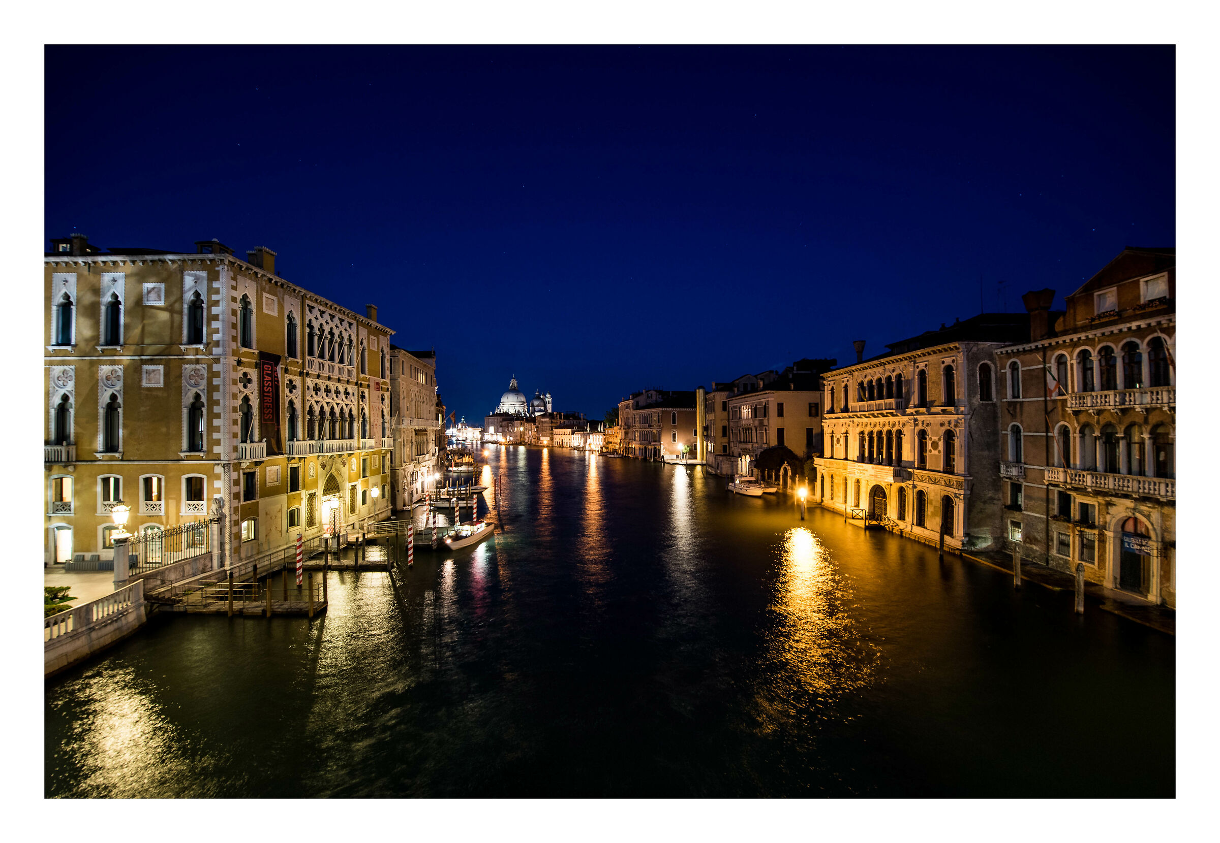 Venezia, ora blu dal ponte dell'Accademia.