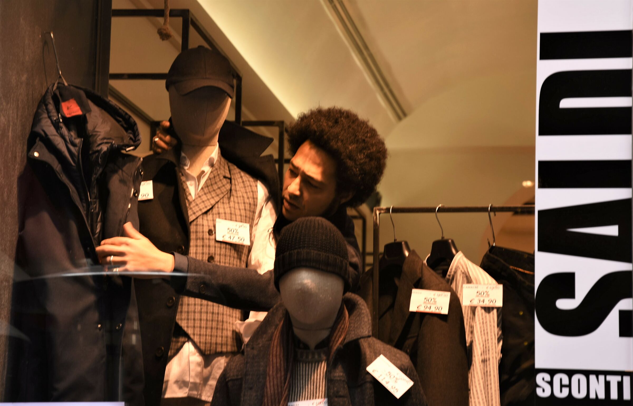 ma chi vale....di piu?  l' uomo o il manichino?