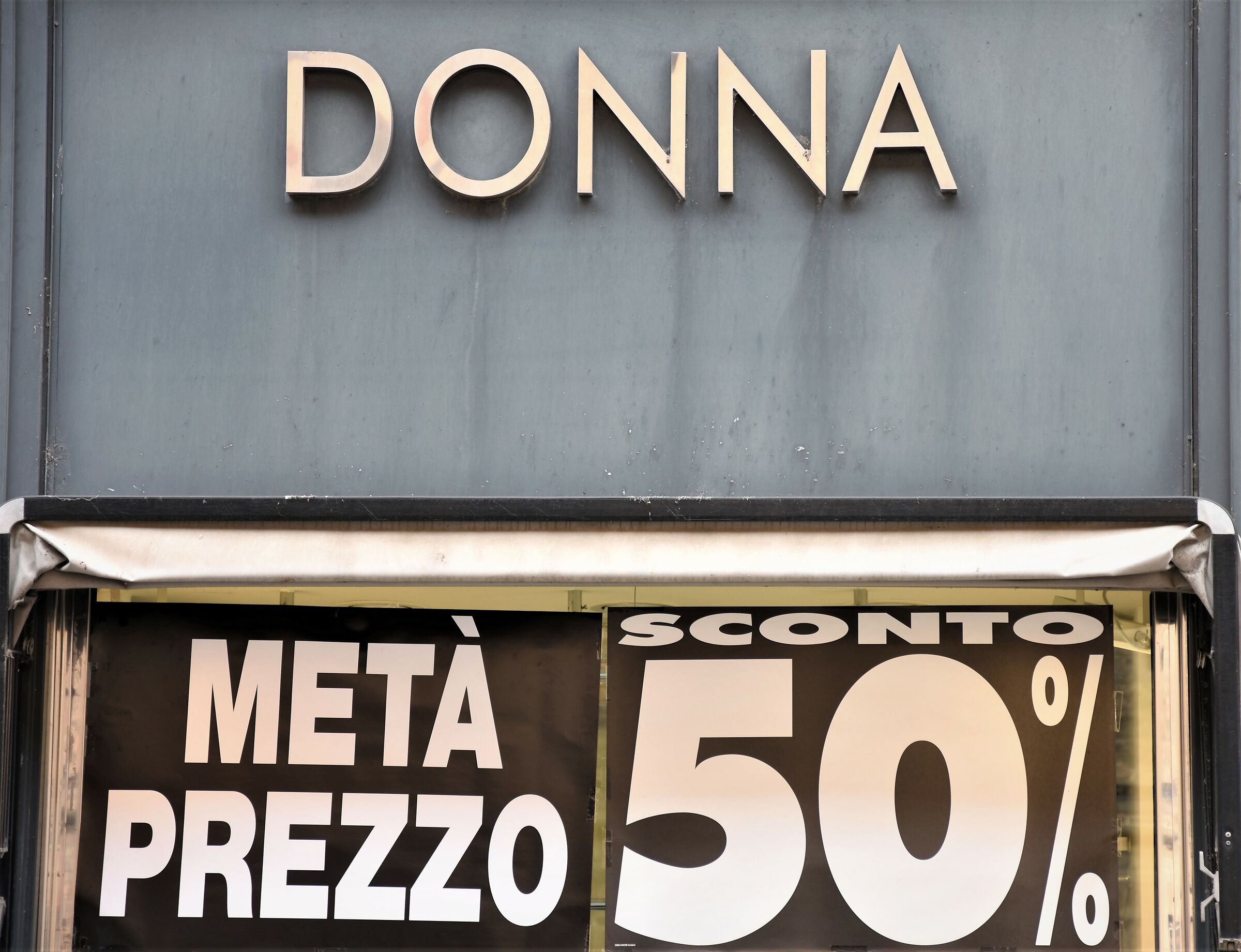 Donna in sconto,vale la meta'chi vuole  la prenda!!