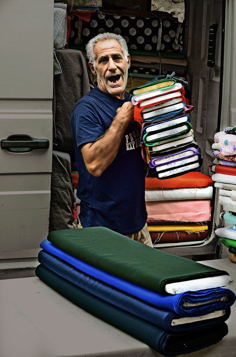 Venditore di stoffe al mercato di Petralia