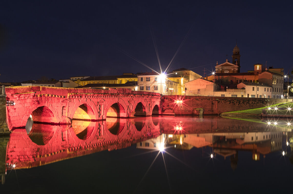 Ponte di Tiberio in abito rosso
