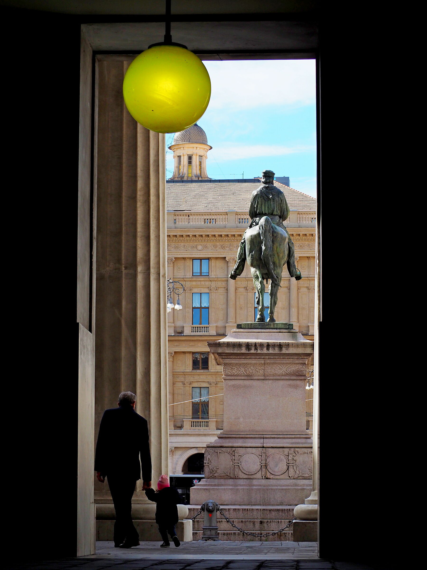 Dietro al monumento.