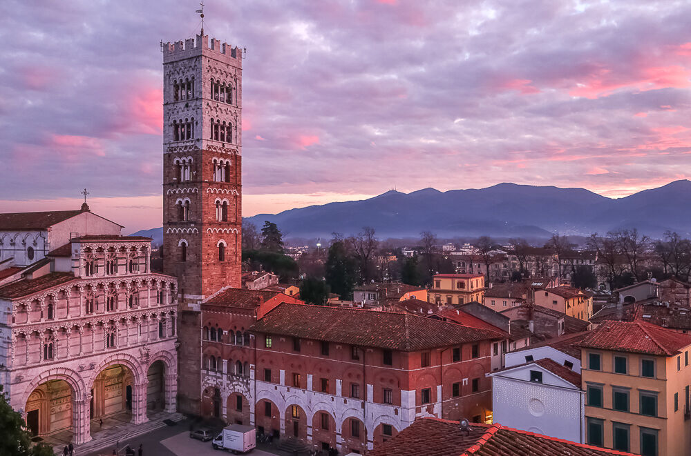 Tramonto su piazza S. Martino, Lucca