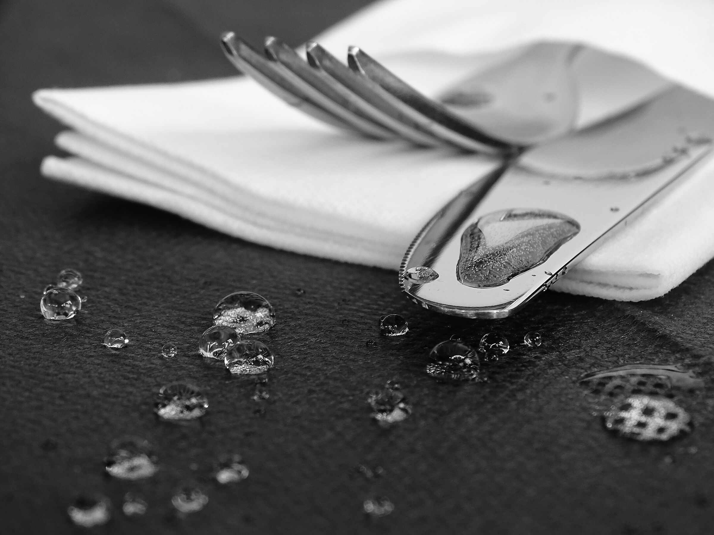 Acqua versata a Tavola...