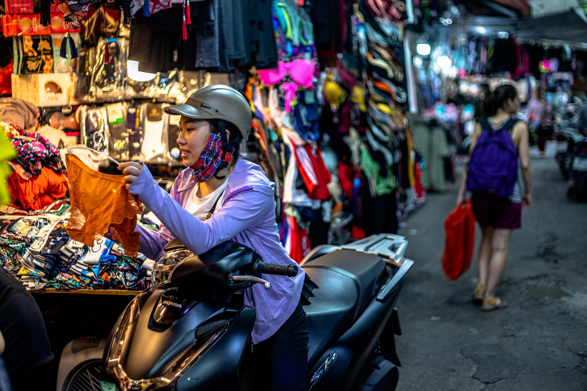 Al mercato in motorino