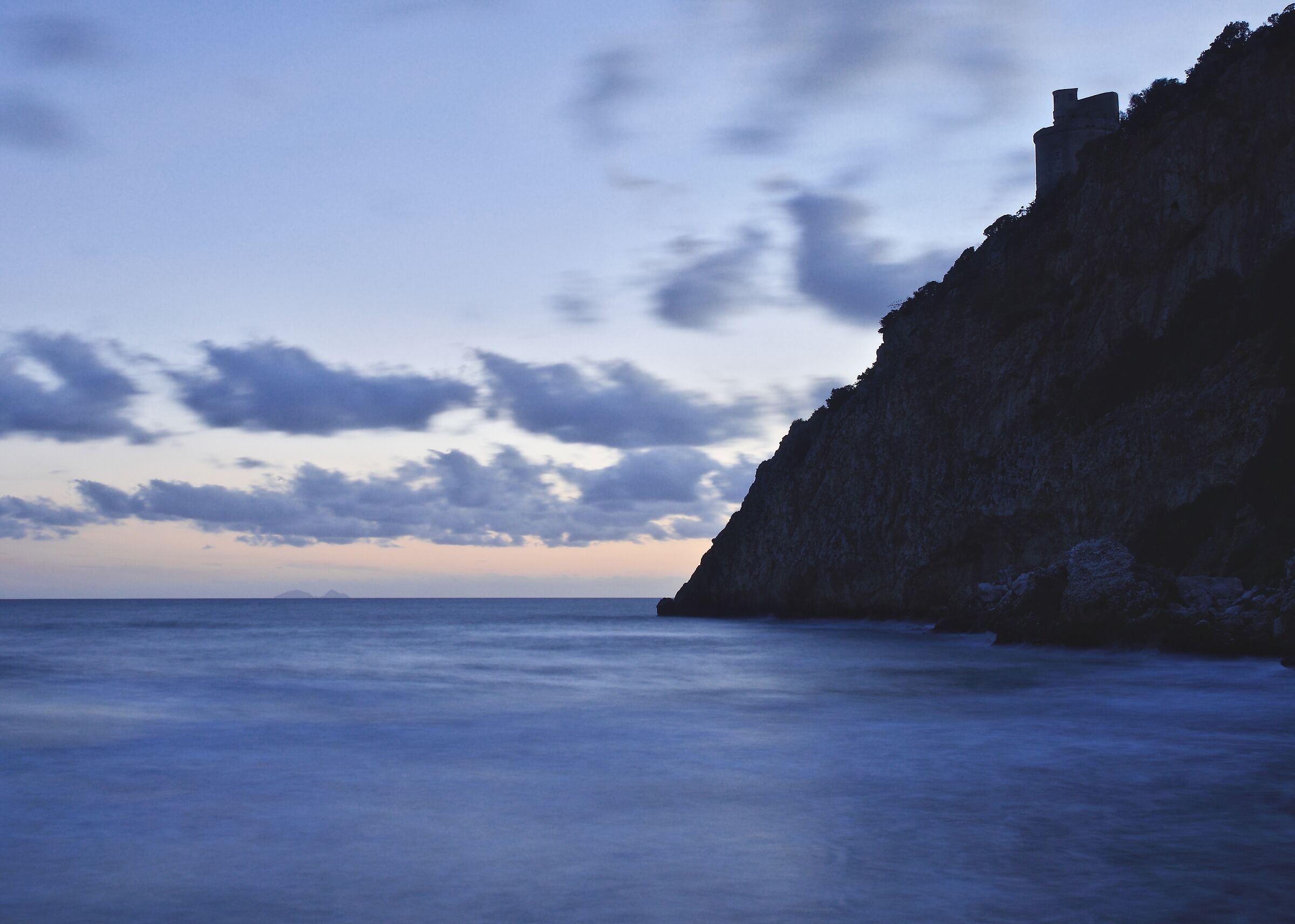 Palmarola e monte Circeo dal porto