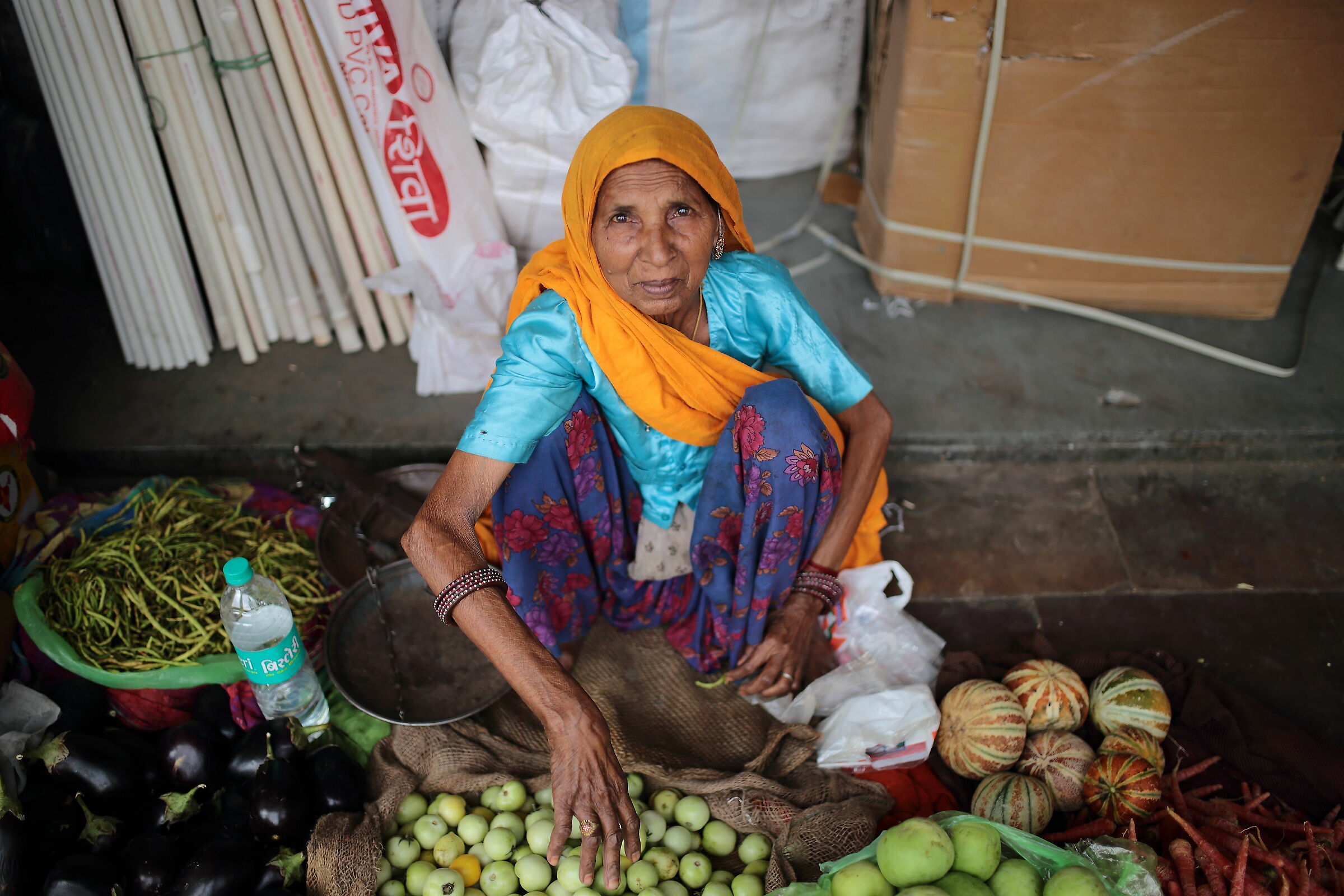 At the Jaipur market, colors, traditions, life