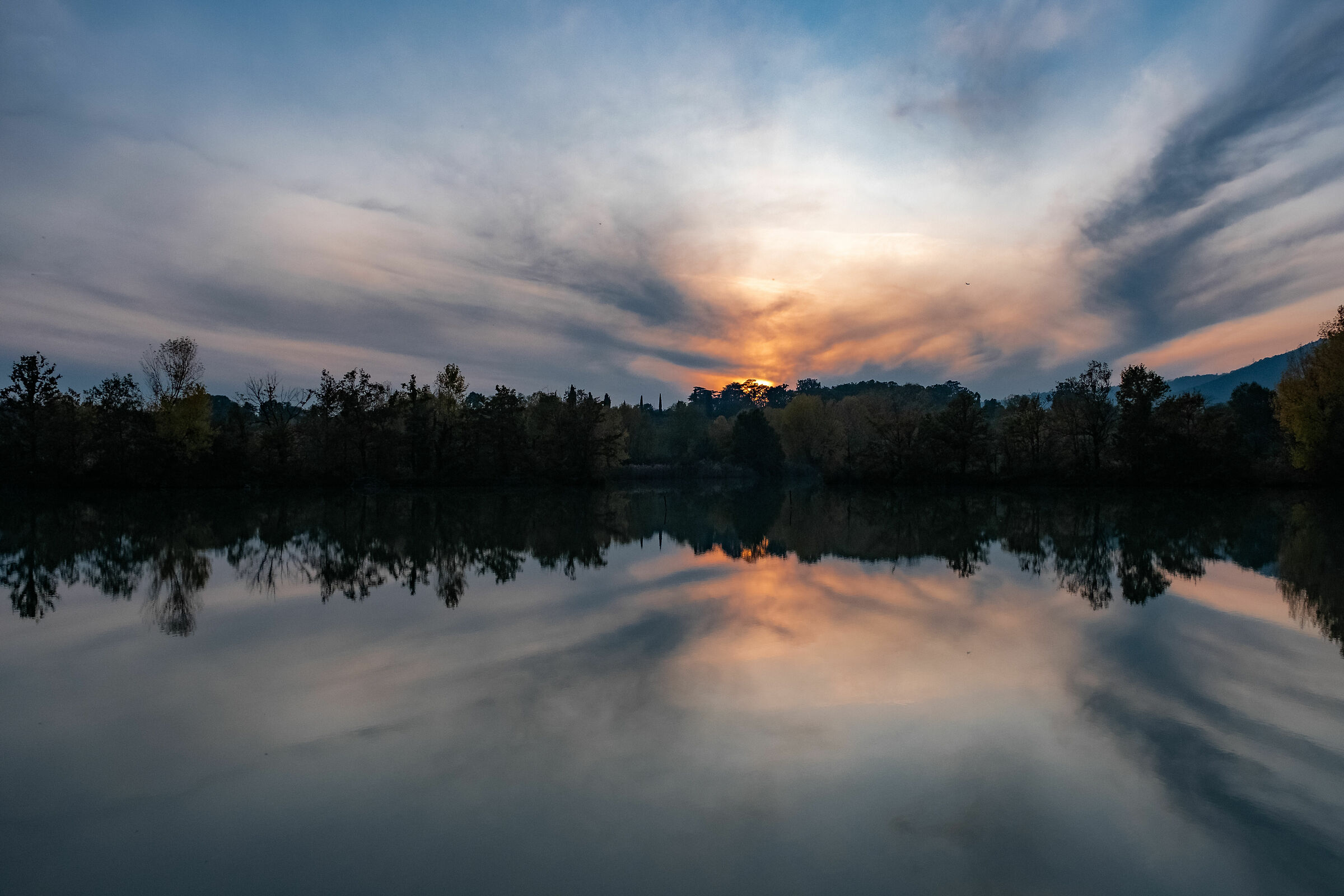 Tramonto o vulcano? - Torbiere del Sebino