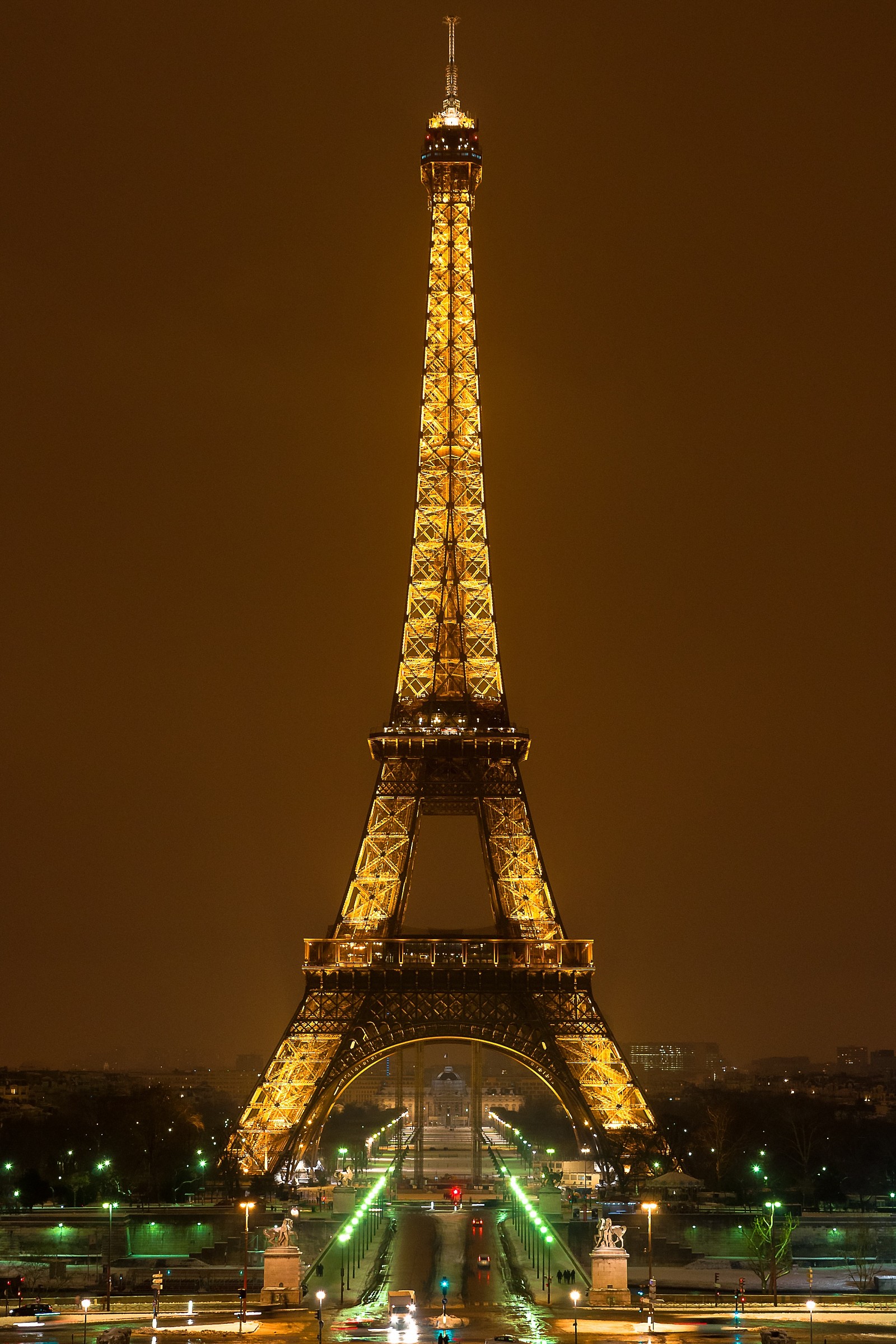 Parigi la Tour Eifell, notturno luminoso.