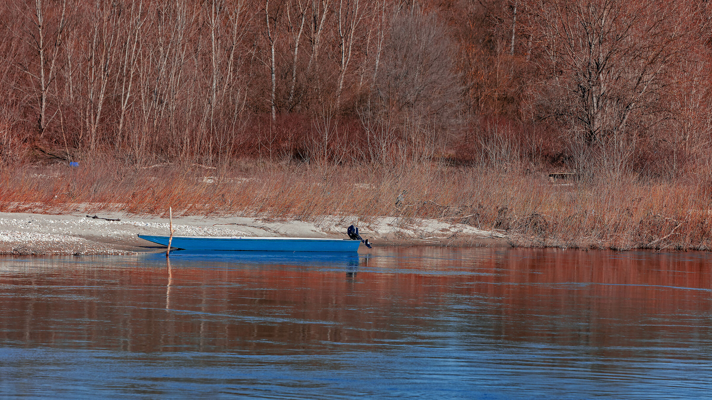 Di azzurro è rimasta solo la barca